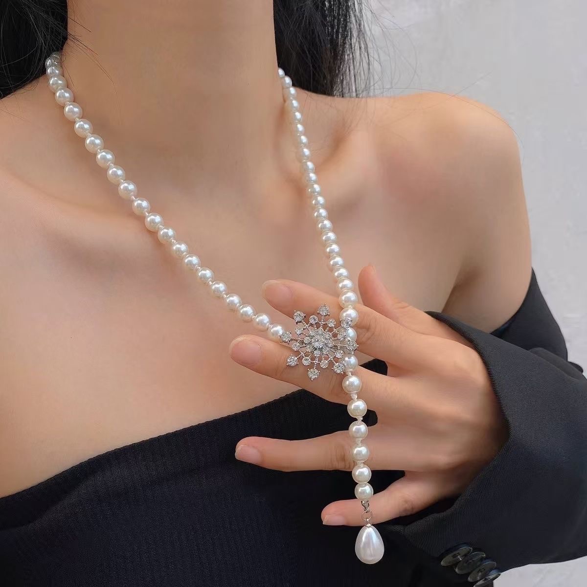 Pearl sweater chain long style 2024 New trendy high-end fashion women's autumn and winter pendant accessory necklace decoration Pearl sweater chain long style 2024 new trendy high-end fashion women's autumn and winter pendant accessory item