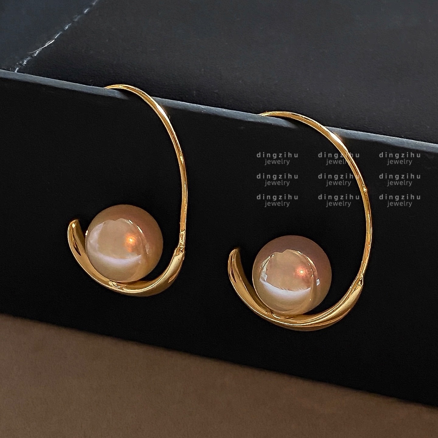 French light luxury high-end pearl earrings, a retro and niche style for ladies, with golden ear hooks and ear rings, are extremely beautiful earrings and accessories Specification image