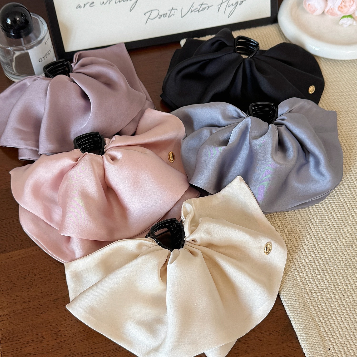 The solid-color satin bow hair clip at the back of the head is super ethereal, light luxury, fashionable and stylish. The ponytail clip is sweet and cute. It's for girls Specification image
