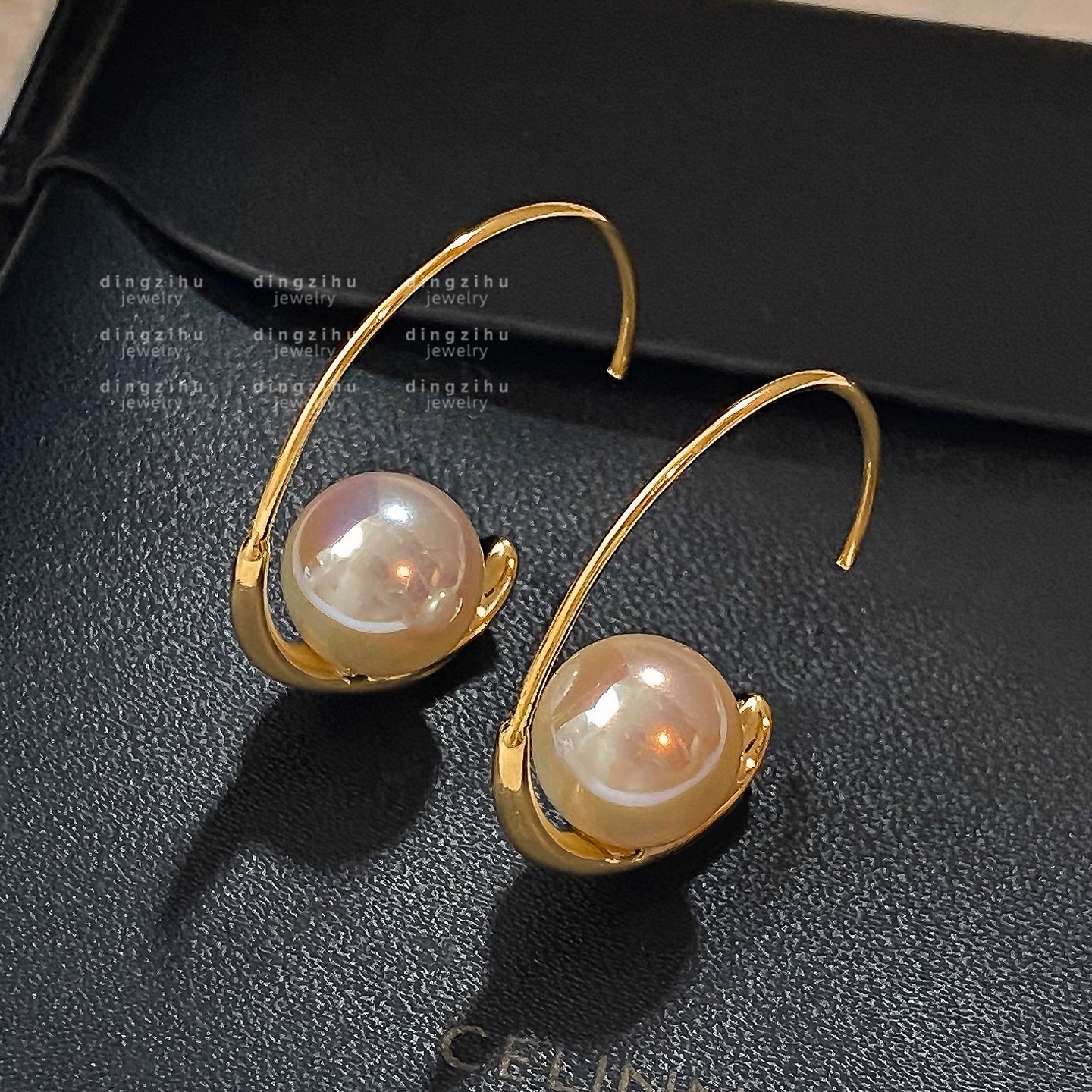 French light luxury high-end pearl earrings, a retro and niche style for ladies, with golden ear hooks and ear rings, are extremely beautiful earrings and accessories Application Scenario