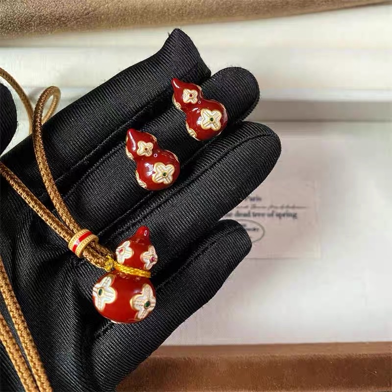French light luxury high-end necklace, a retro and niche style for women, with gold ear hooks, a beautiful necklace accessory Specification image