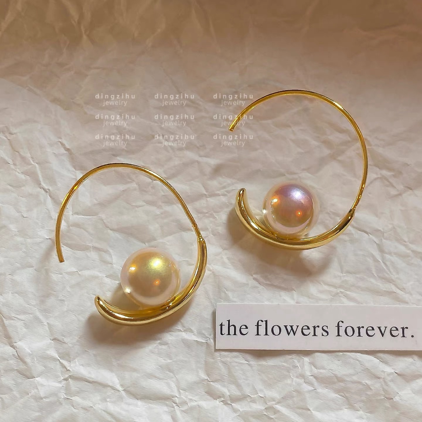 French light luxury high-end pearl earrings, a retro and niche style for ladies, with golden ear hooks and ear rings, are extremely beautiful earrings and accessories details Picture
