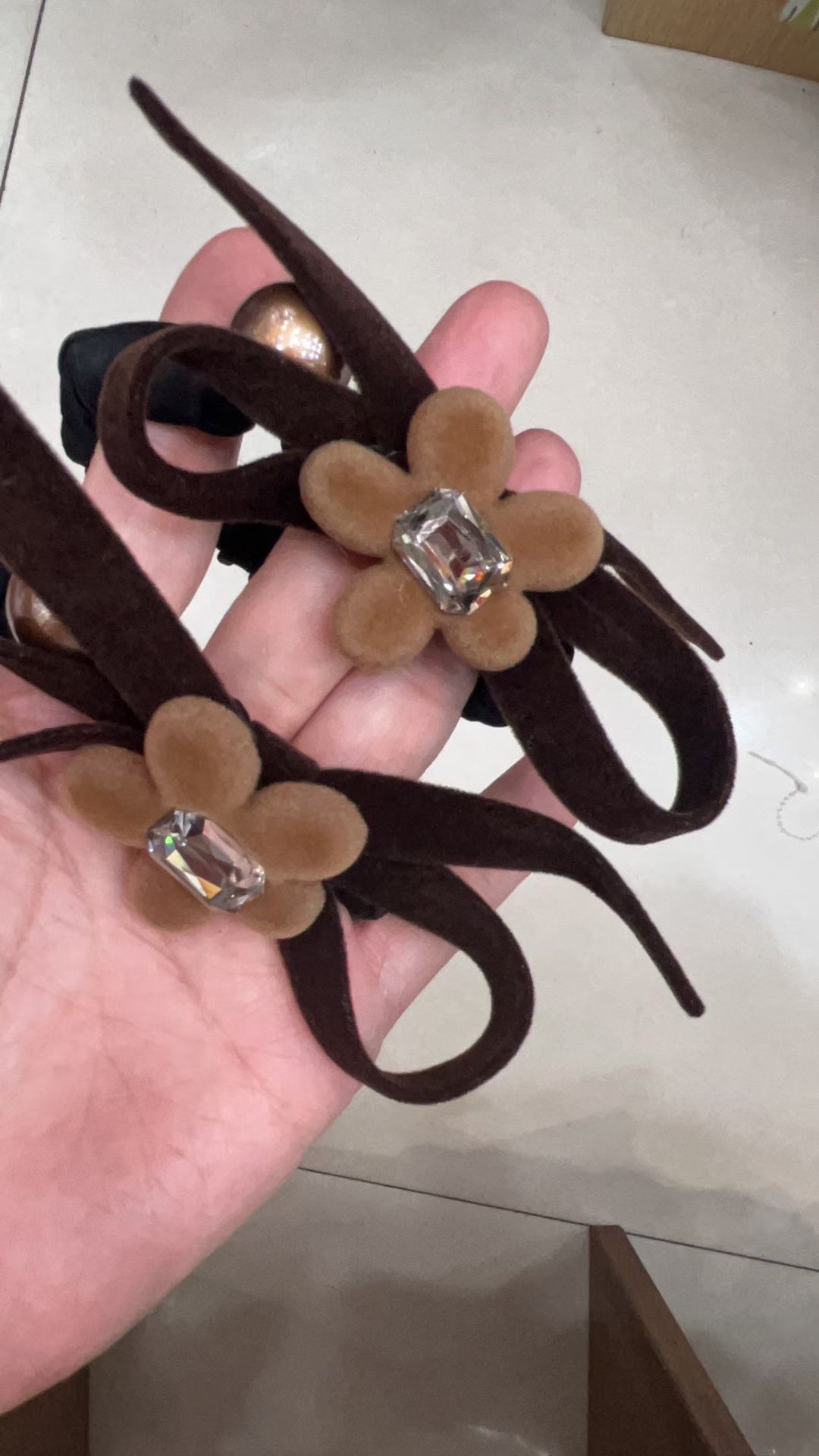 In 2025, Shuming Accessories' new Korean version headwear is selling well in stock, featuring a leather band for women's spring and summer style hair band and headband. 1