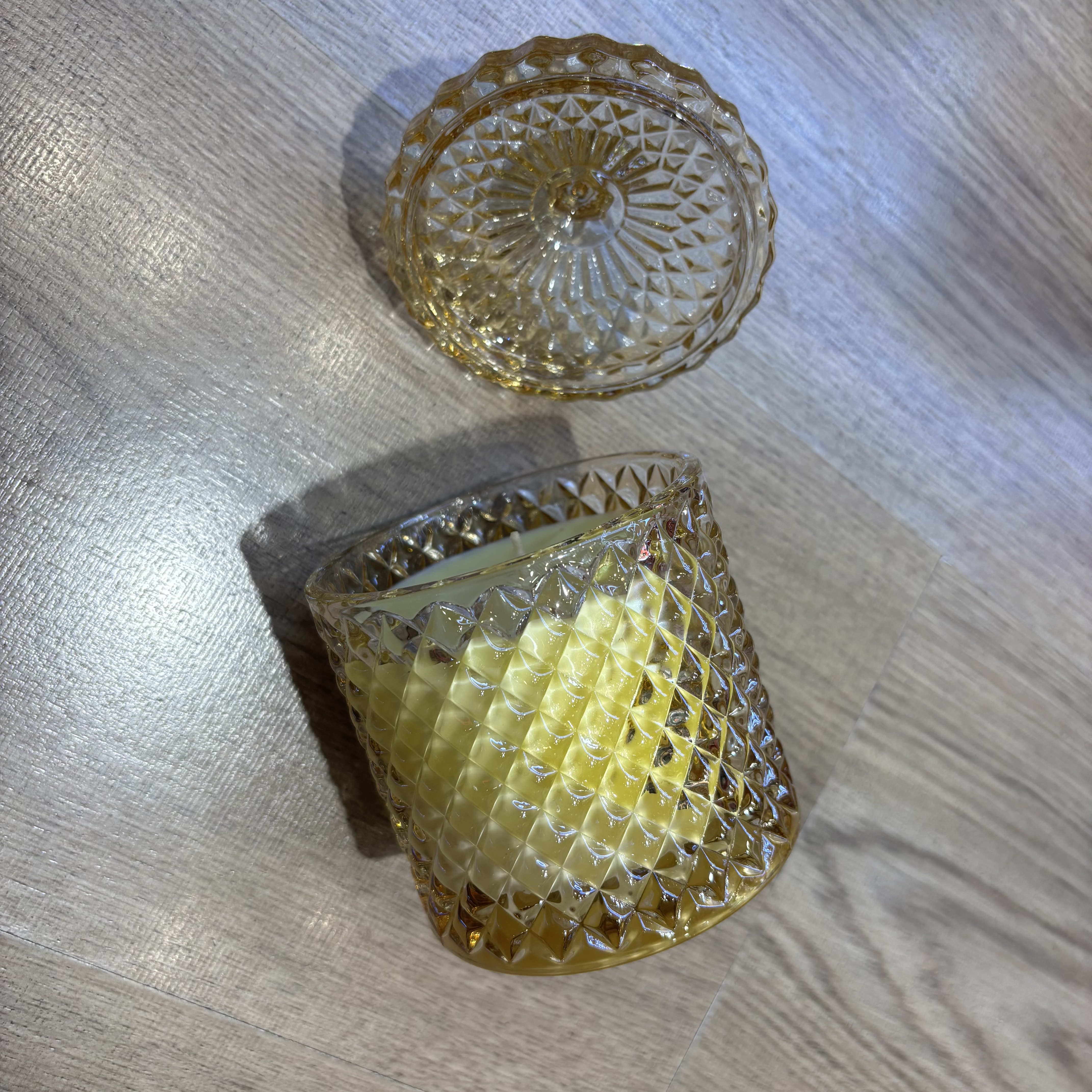 香薰蜡烛室内调情助眠持久高级感卧室情人节礼物
香薰蜡烛琉璃罐菱面浮雕状纹路玻璃容器彩色居家蜡烛 香薰蜡烛细节图