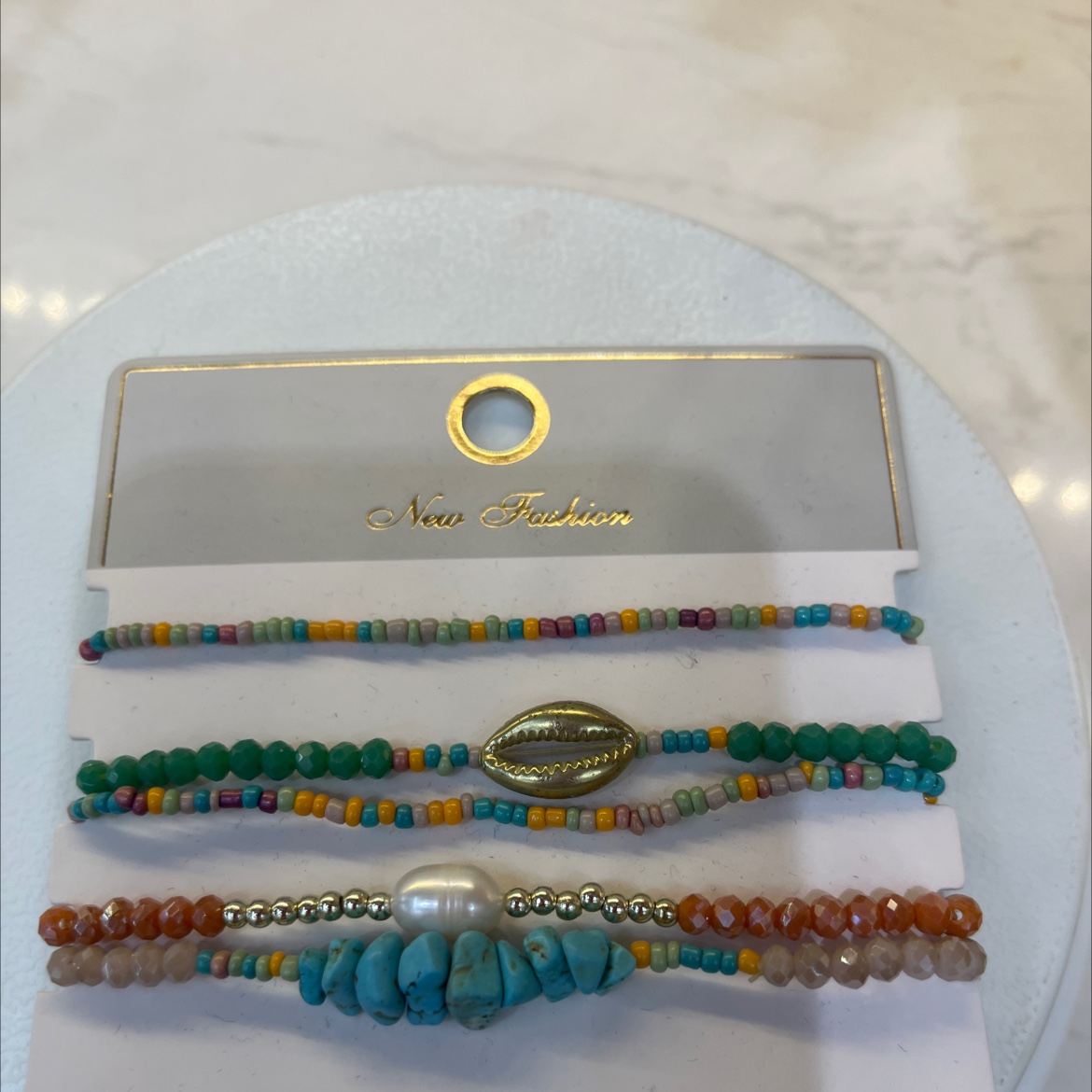 Beaded and crystal bracelets are popular in Europe and America. They are fashionable and simple. Women's bracelets are trendy and versatile. They are perfect gifts for your girlfriend Application Scenario