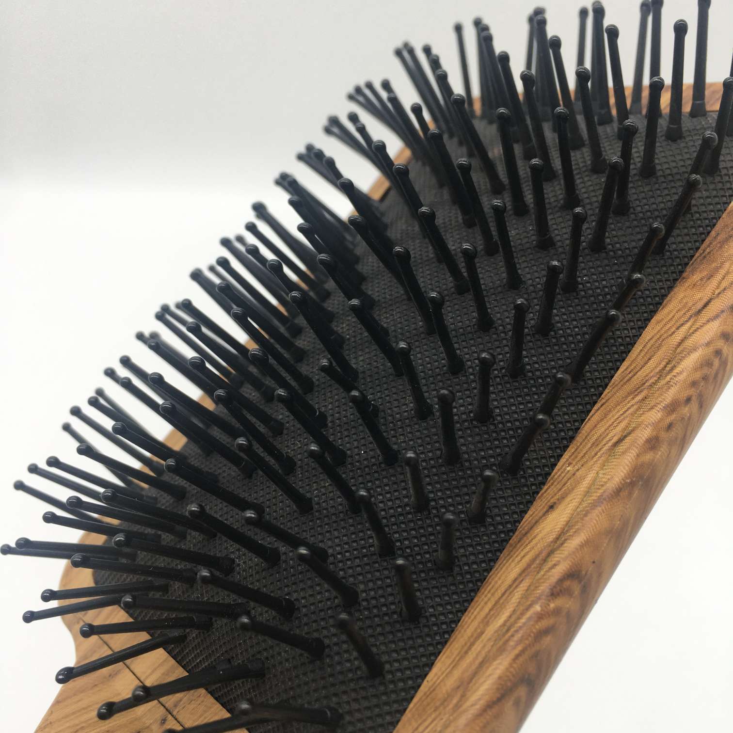 Customized wood grain combs, health care massage combs, rubber combs, fine combs, gift combs, airbag combs, hair care tools and hair care products from the manufacturer. Item Picture
