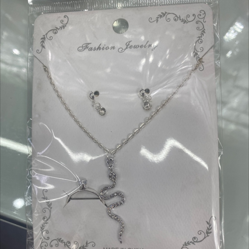 Crystal zircon chain jewelry is a fashionable and versatile cross-border clothing accessory with a simple and elegant Chinese style