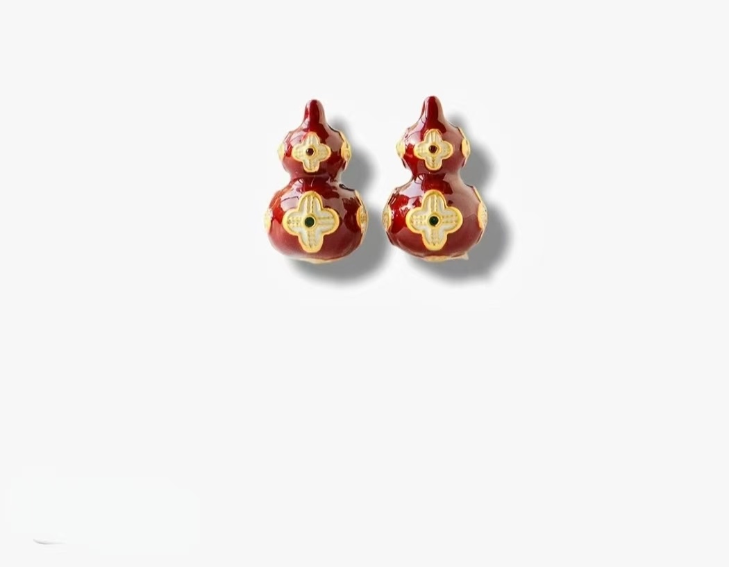 French light luxury high-end pearl earrings, a retro and niche style for ladies, golden ear hooks, a super beautiful necklace accessory Item Picture