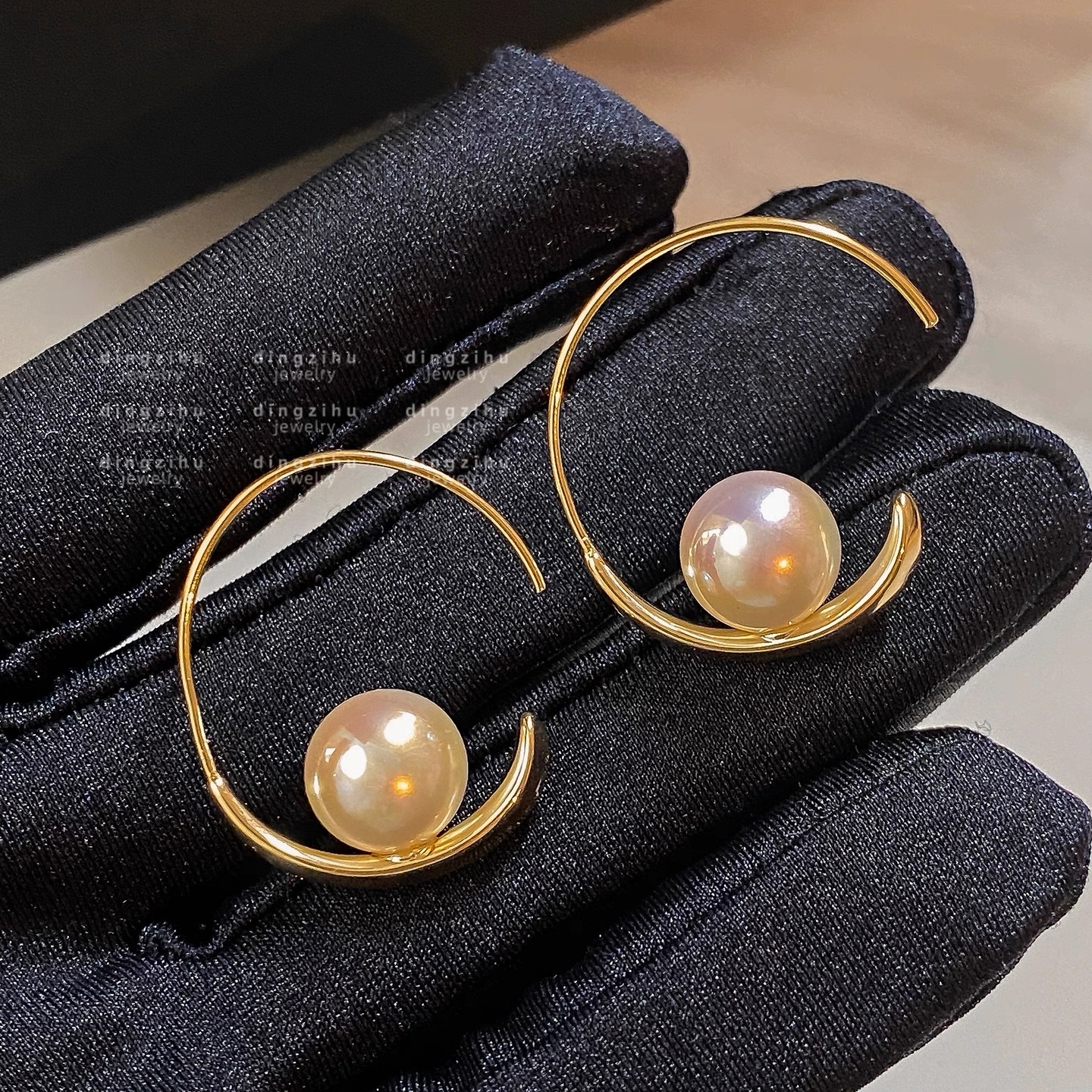 French light luxury high-end pearl earrings, a retro and niche style for ladies, with golden ear hooks and ear rings, are extremely beautiful earrings and accessories Item Picture