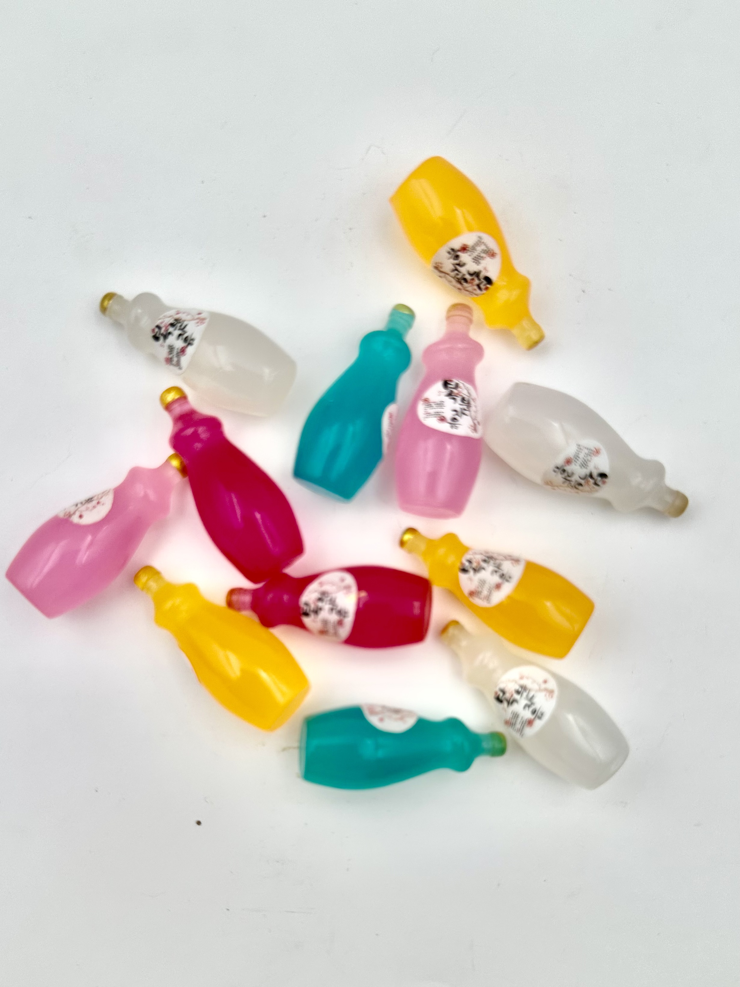 Resin accessories, jewelry accessories, mobile phone stickers, refrigerator stickers, diy miniature toys, large-belted bottles, orchard juice and beverage bottles, 500 pieces per pack Application Scenario