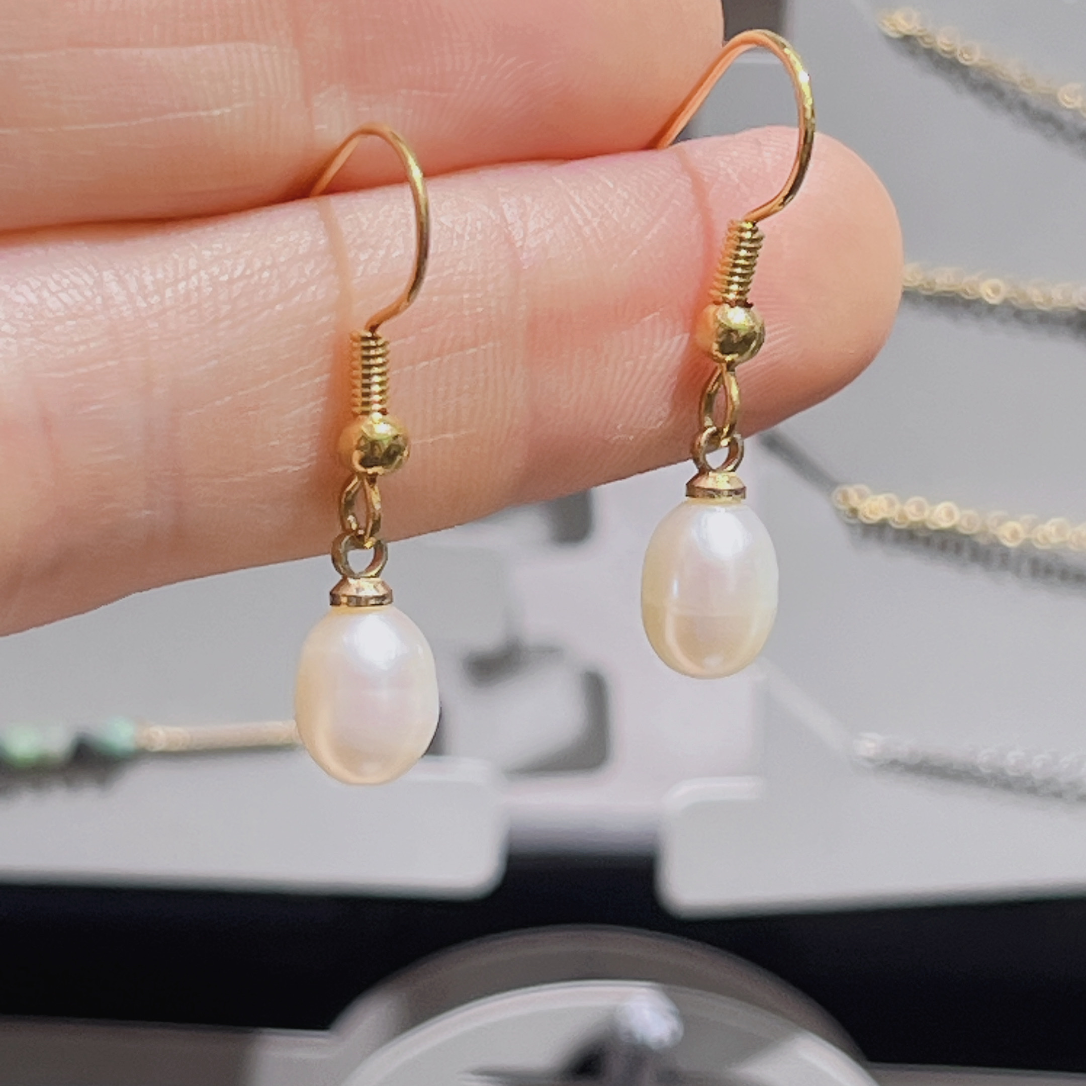 Yunyi Shijia Freshwater Pearl Earrings, white rice-shaped pearl earrings, ear hooks, accessories, clothing and accessories. Simple, versatile and classic freshwater pearl style