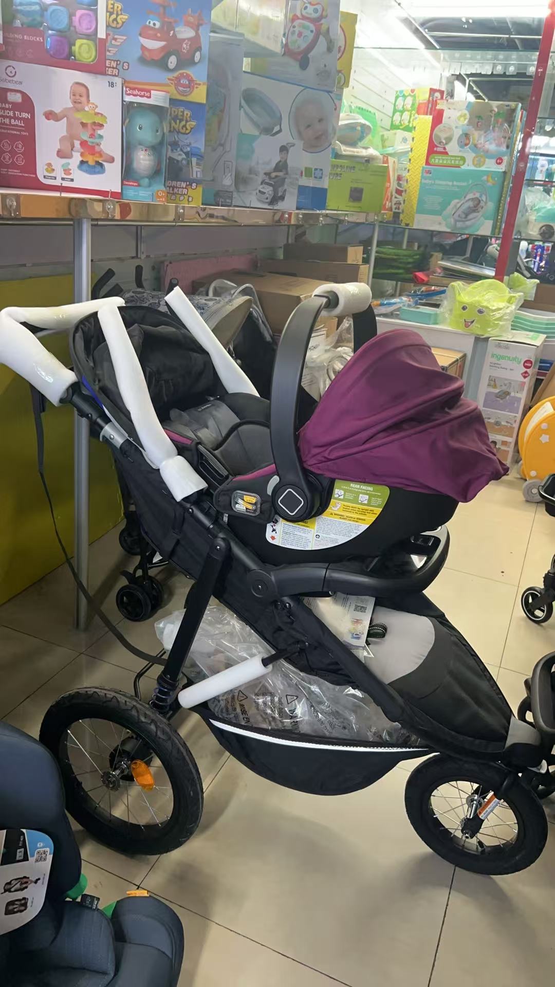 Basket-carrying stroller detail image 1