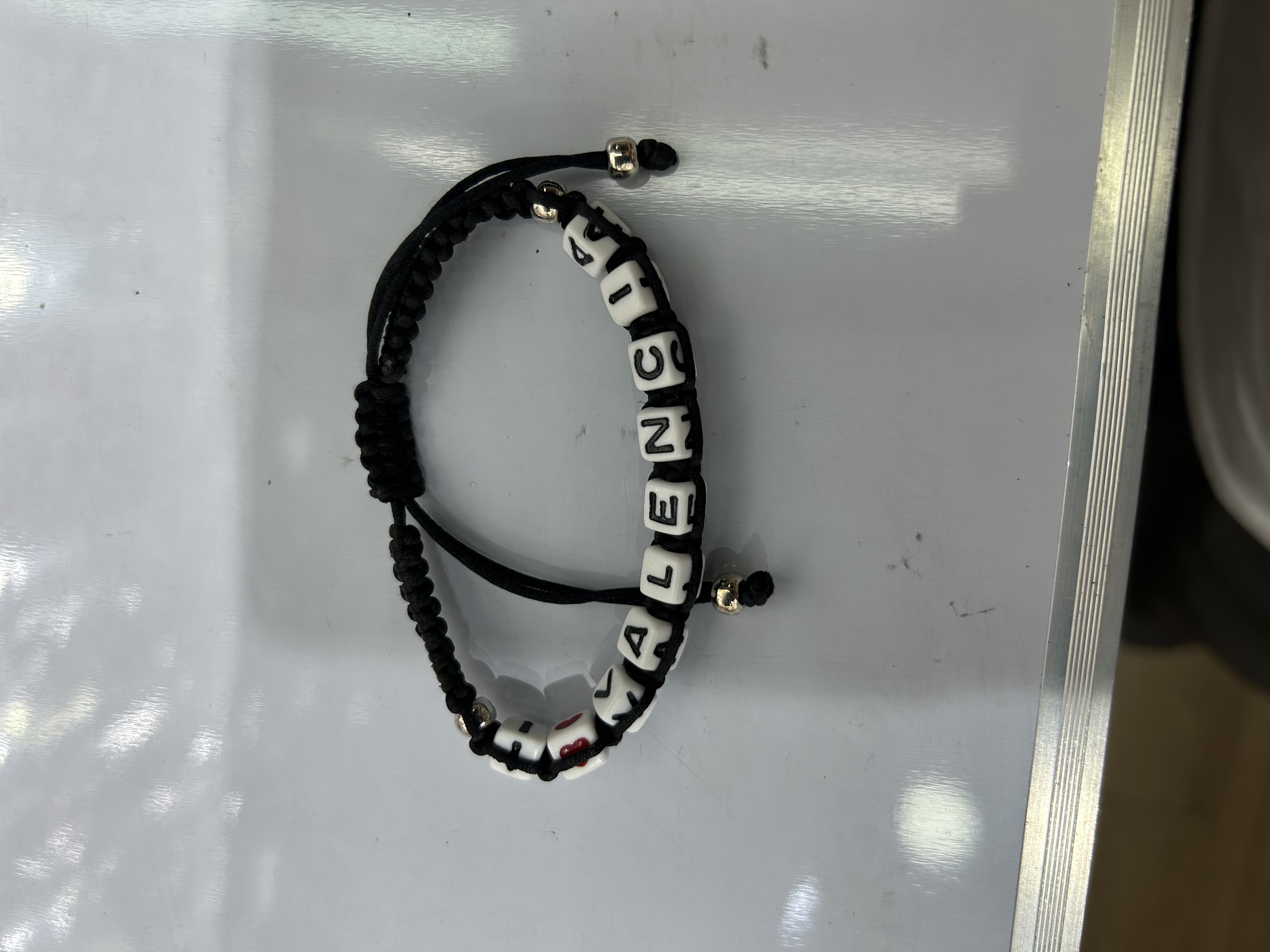 跨进欧美新款字母，纯手工编织男女通手链手串饰品，时尚简约手链，情侣款手饰女款潮流百搭，高端优雅大气上档次。银色圆珠搭配产品图