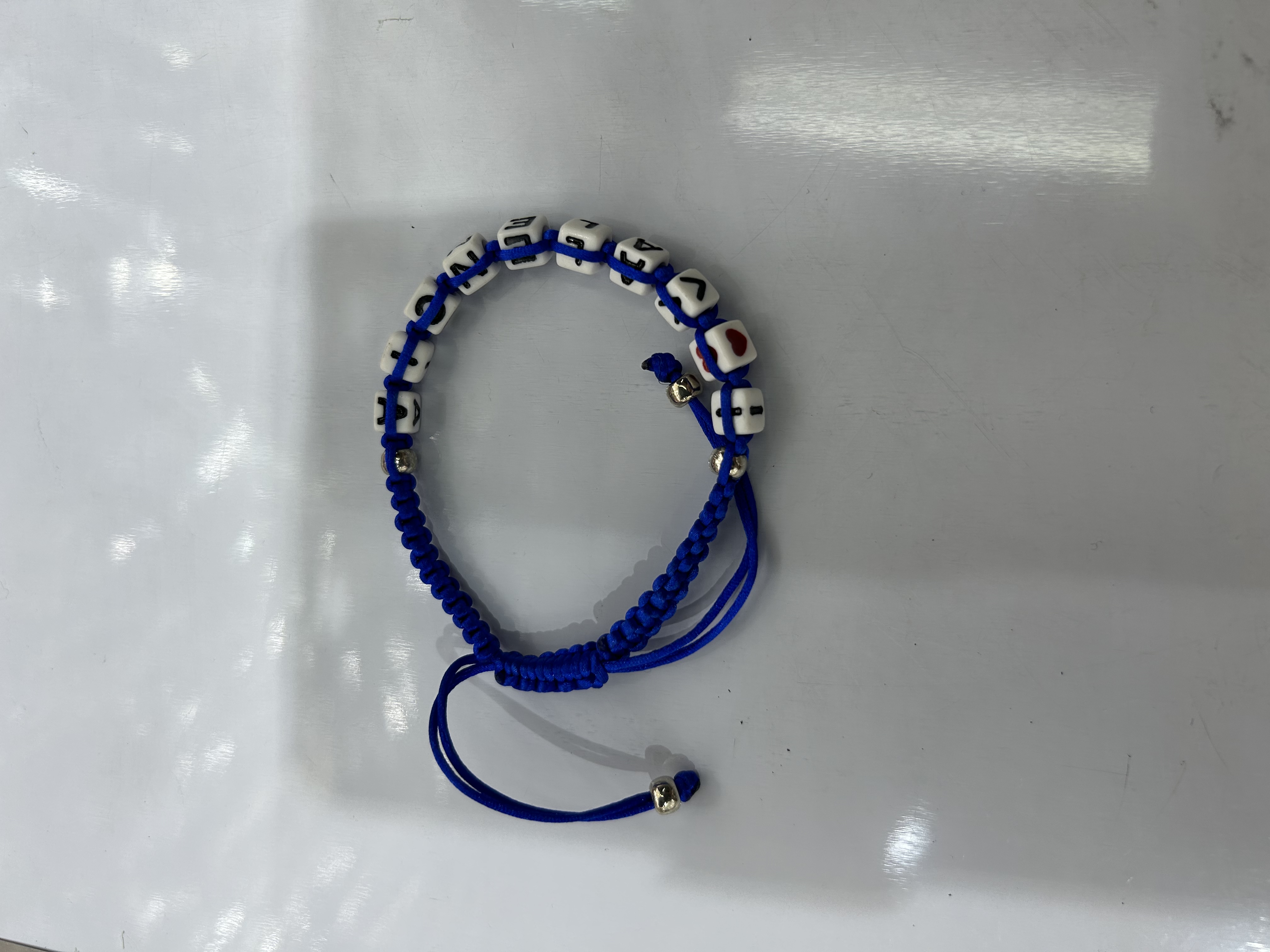 跨进欧美新款字母，纯手工编织男女通手链手串饰品，时尚简约手链，情侣款手饰女款潮流百搭，高端优雅大气上档次。银色圆珠搭配