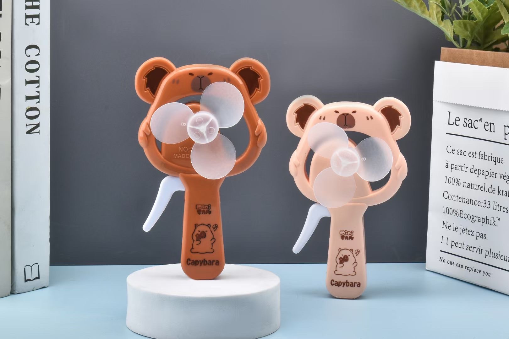 The 2025 new animal mini hand-press fan, mini handheld fan, children's gift, street stall toy. First up, the mini hand-press fan, children's little fan Application Scenario