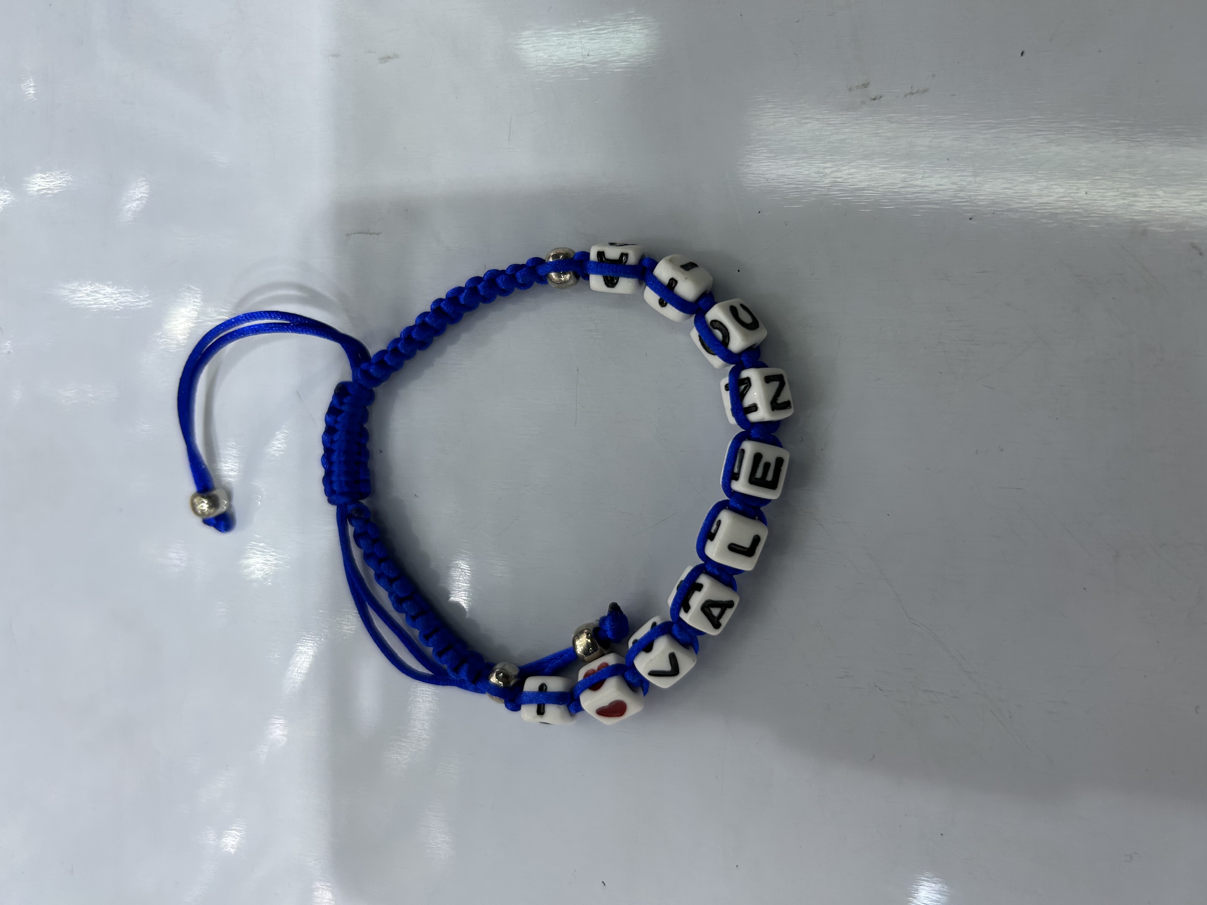 跨进欧美新款字母，纯手工编织男女通手链手串饰品，时尚简约手链，情侣款手饰女款潮流百搭，高端优雅大气上档次。银色圆珠搭配细节图