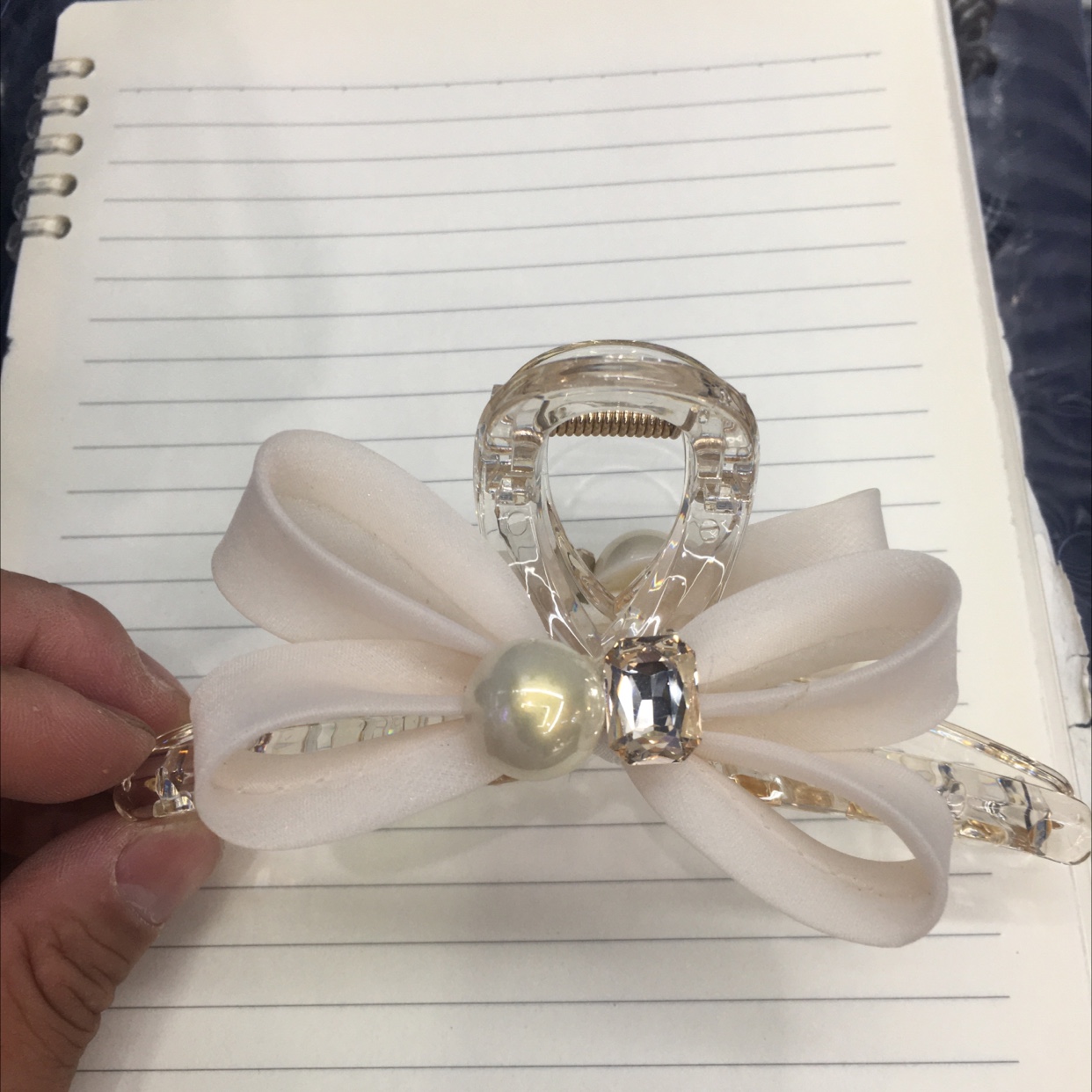 Pearl + diamond medium-sized claw clamp