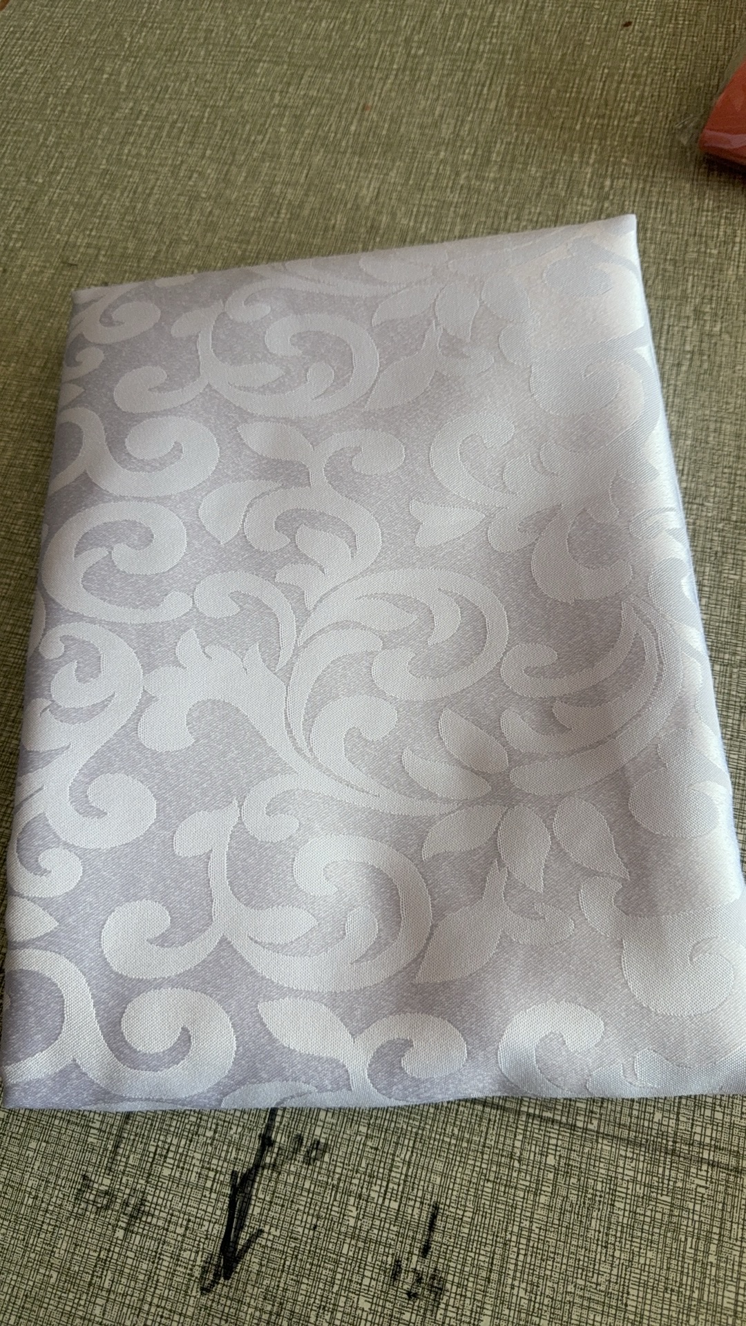 各种颜色不同尺寸的桌布