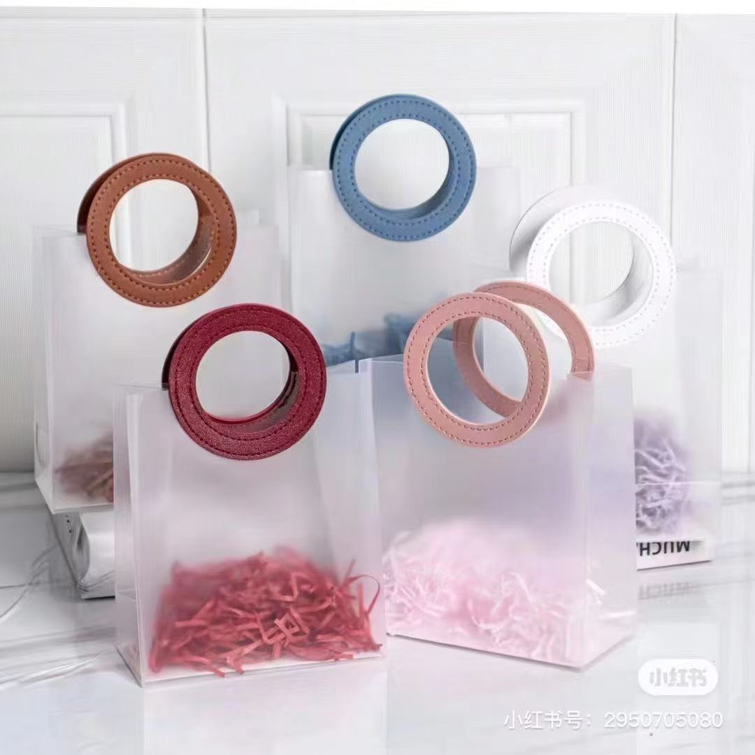 现货PP塑料礼品袋半透明磨砂手提袋ins风婚庆伴手礼袋批发礼盒包装