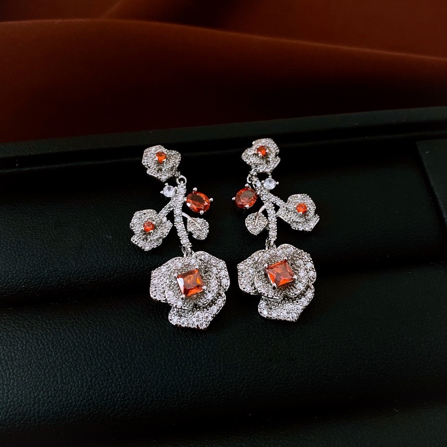 Retro-style zircon rose earrings necklace, court style exquisite and fashionable collarbone chain, light luxury niche jewelry set necklace, silver jewelry zircon necklace, 18k gold jewelry pearl necklace detail image 2