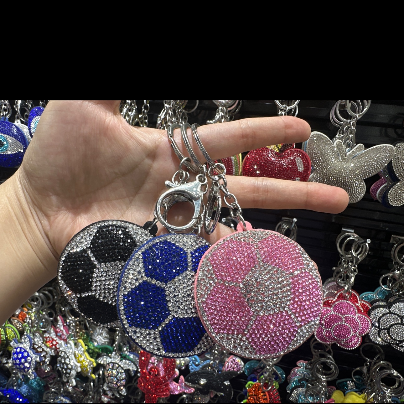 手机挂件钥匙扣，运动风足球可爱造型吉祥物礼品爆款钻饰，网红爆款韩国绒饰品，外贸主打款，全环保水钻饰品批发零售钥匙扣金属环细节图