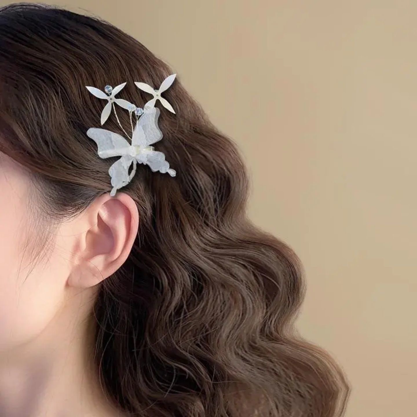 Dreamy white butterfly side hair clips, broken bangs, duckbill clips, gentle and versatile, fairy-like style, durable and comfortable fit Application Scenario