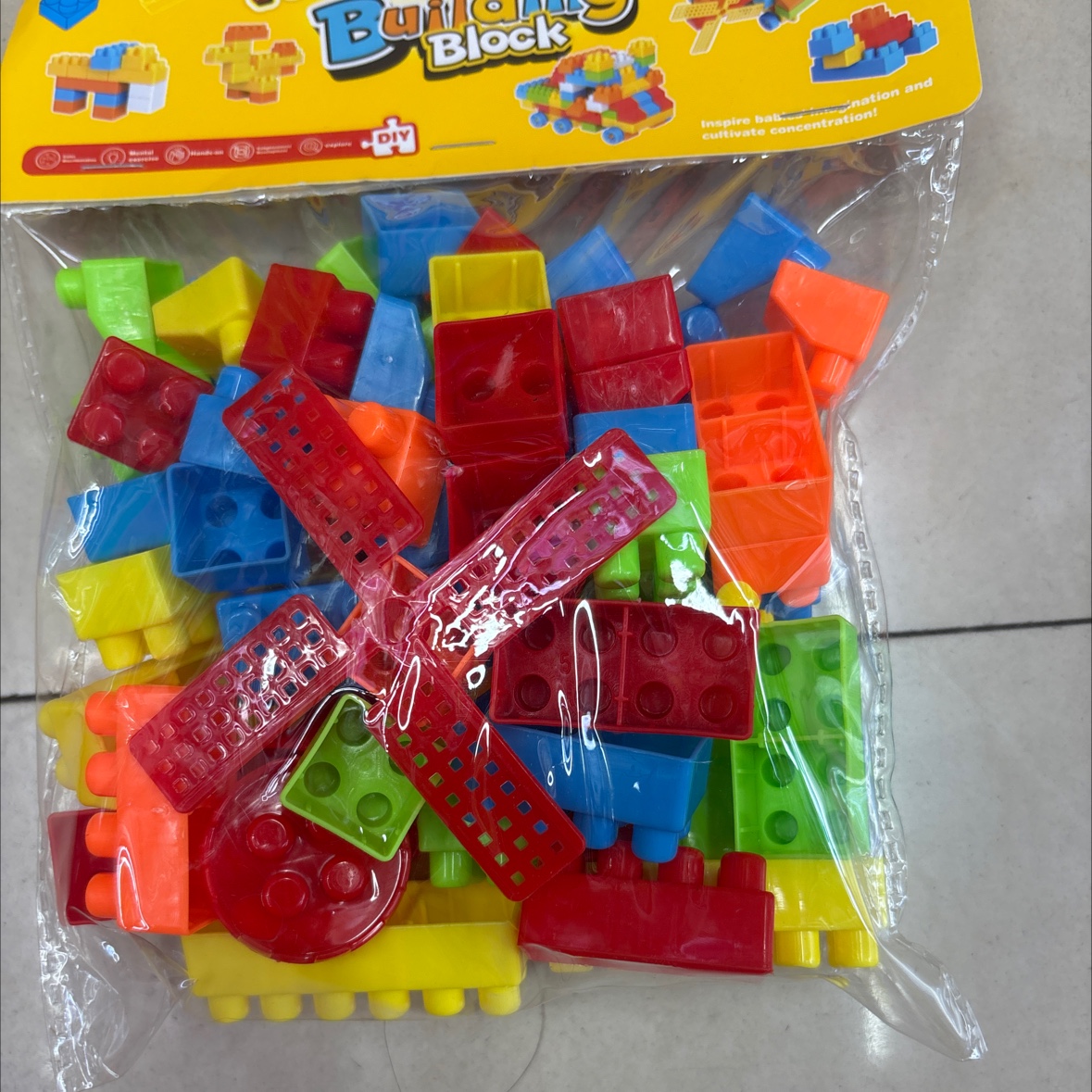 卡头包装的积木里面有黄色、绿色、红色、蓝色，还有带风车的，可以拼飞机、汽车各种各样的。益智积木儿童玩具儿童玩具儿童玩具儿
