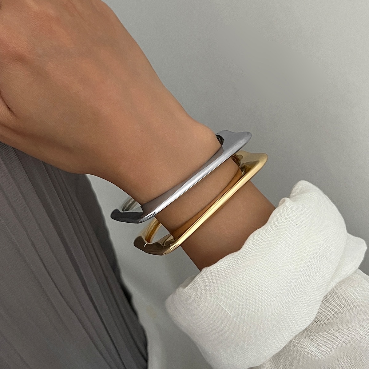 This is a niche and trendy cross-border jewelry item from Europe and America. It features a hammer-patterned geometric arc surface and an exaggerated open bracelet detail image 4