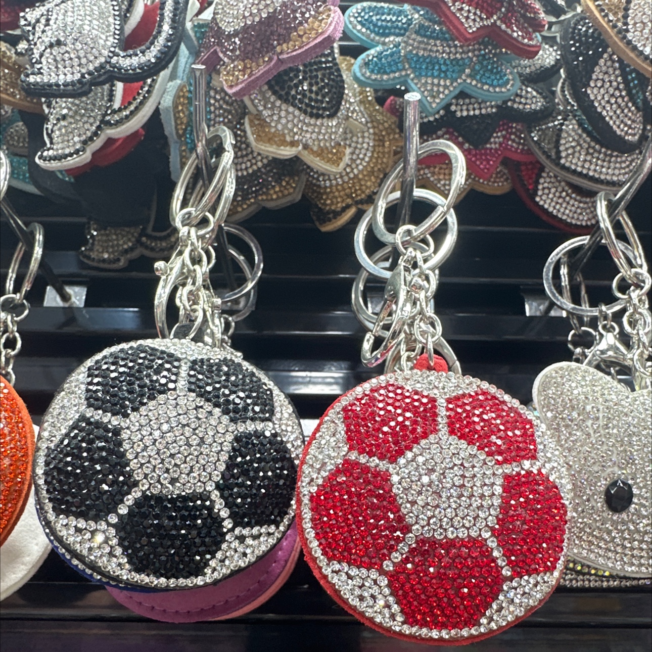 手机挂件钥匙扣，运动风足球可爱造型吉祥物礼品爆款钻饰，网红爆款韩国绒饰品，外贸主打款，全环保水钻饰品批发零售钥匙扣金属环产品图