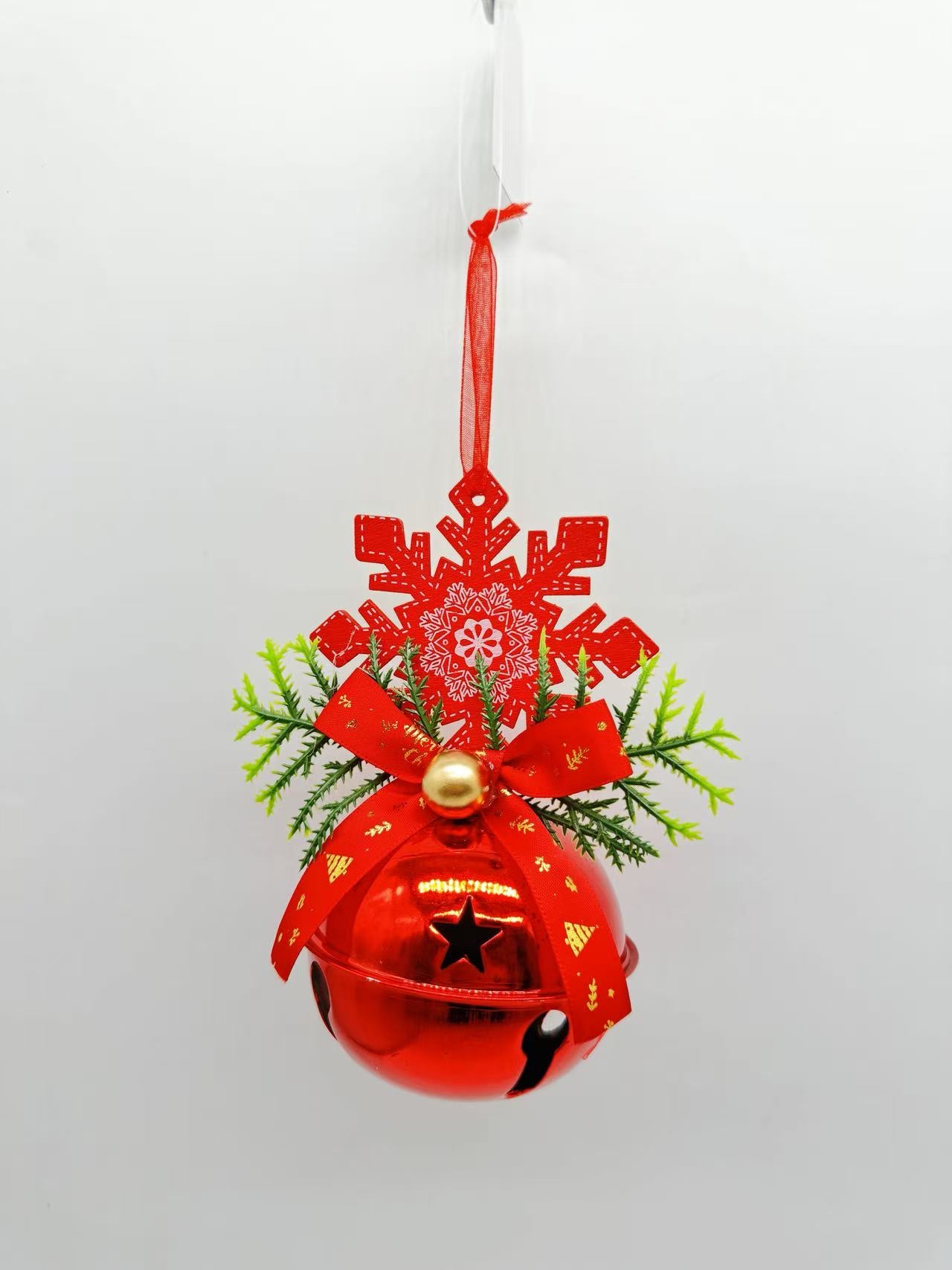 新款圣诞铃铛挂件、圣诞木片铃铛挂件工艺品、圣诞树装饰，橱窗场景装饰品！