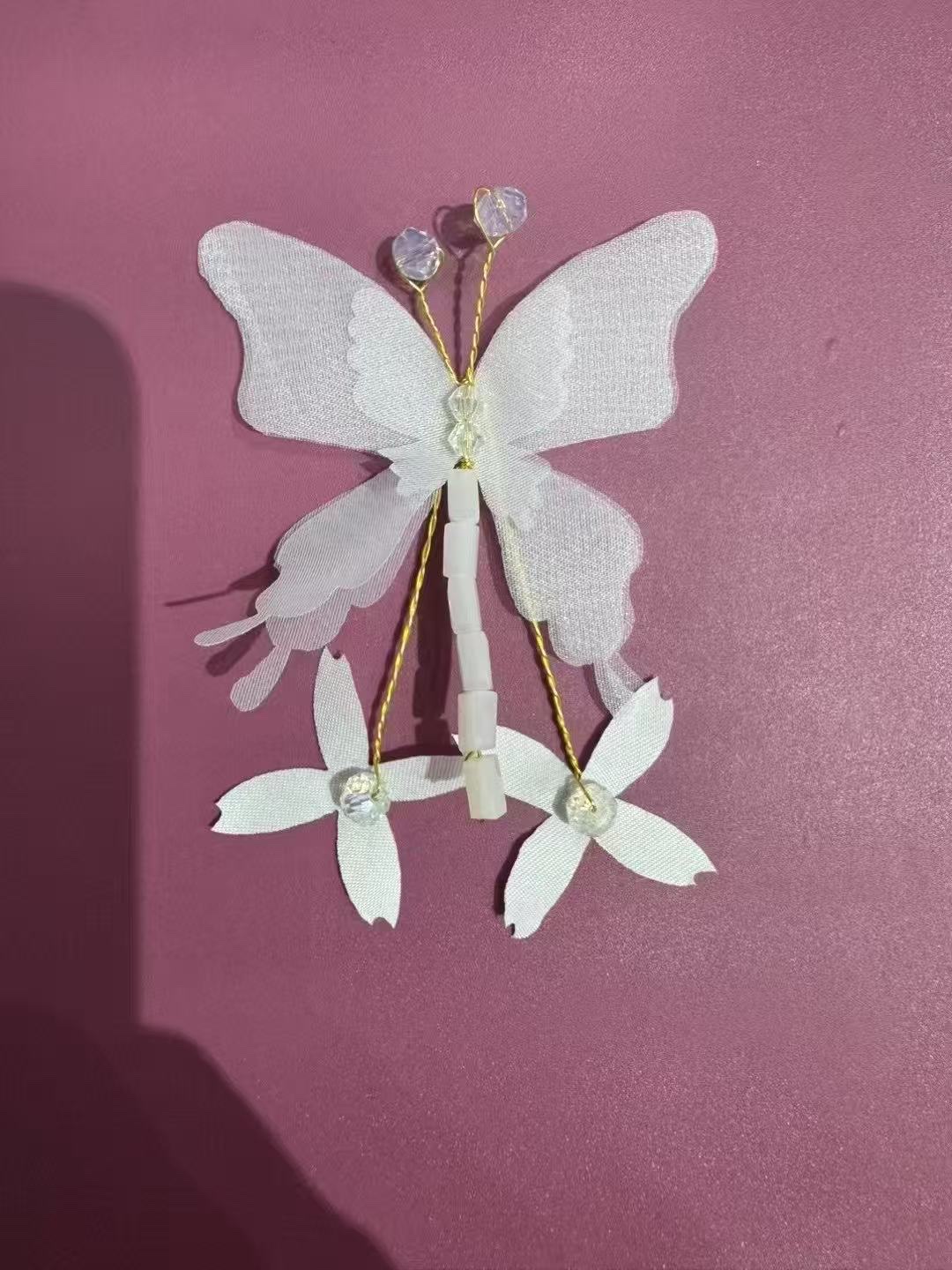 Dreamy white butterfly side hair clips, broken bangs, duckbill clips, gentle and versatile, fairy-like style, durable and comfortable fit details Picture