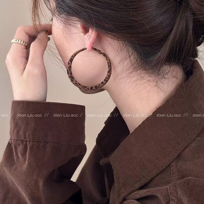 Large circle leopard print earrings for women 2025 new bestsellers, with a high-end and light luxury style. The ear rings are extremely beautiful autumn and winter earrings and accessories details Picture