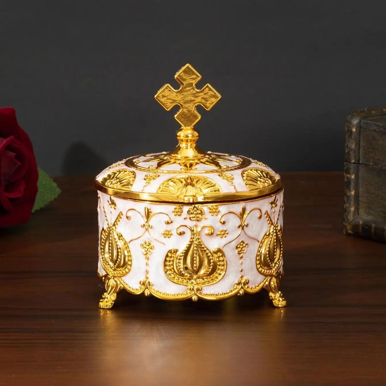 《轻奢法式首饰盒 | 金蓝 × 金白双色邂逅浪漫✨》描金线条勾勒复古边框，丝绒内衬分区收纳