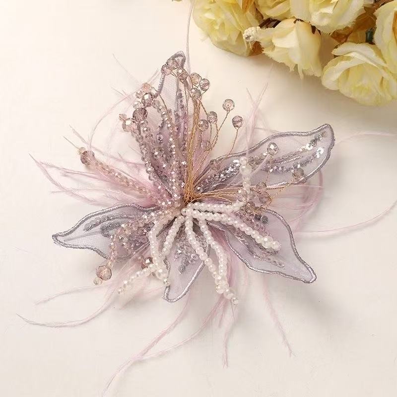 Original design wedding accessories, handcrafted white lace flowers, fairy-like feather borders, bride's photo studio and makeup head Specification image