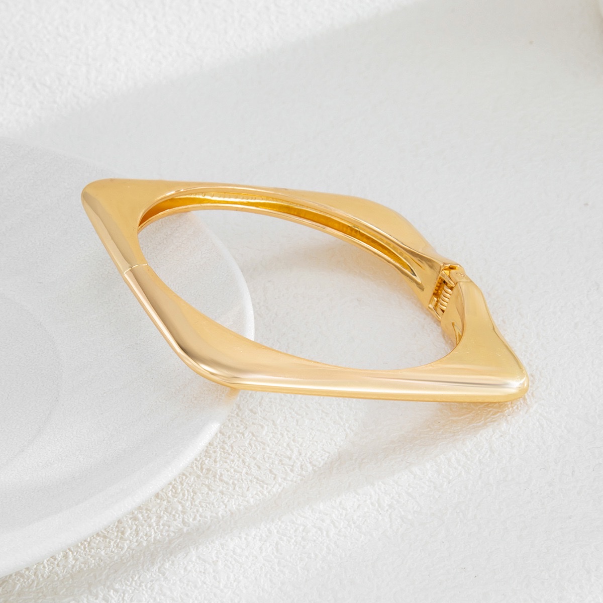 This is a niche and trendy cross-border jewelry item from Europe and America. It features a hammer-patterned geometric arc surface and an exaggerated open bracelet Specification image