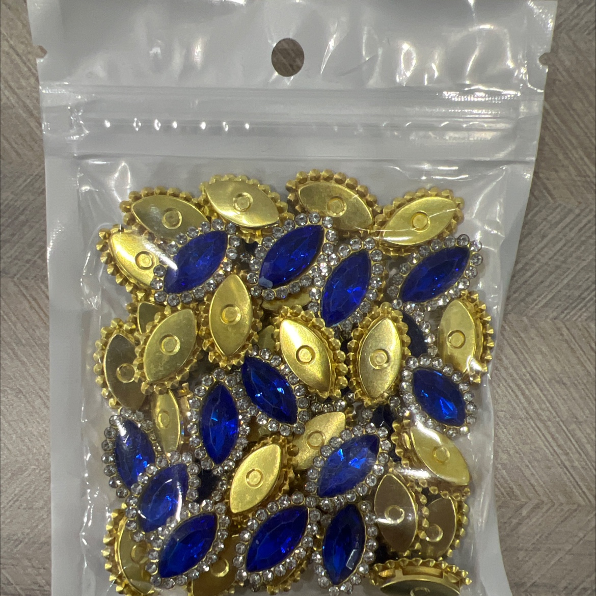 Oil-dripping jewelry accessories, zircon, Czech glass accessories, DIY material accessories, handcrafted accessories, decorative accessories, multiple choices, acrylic multi-color matching, sunflower diamond Application Scenario