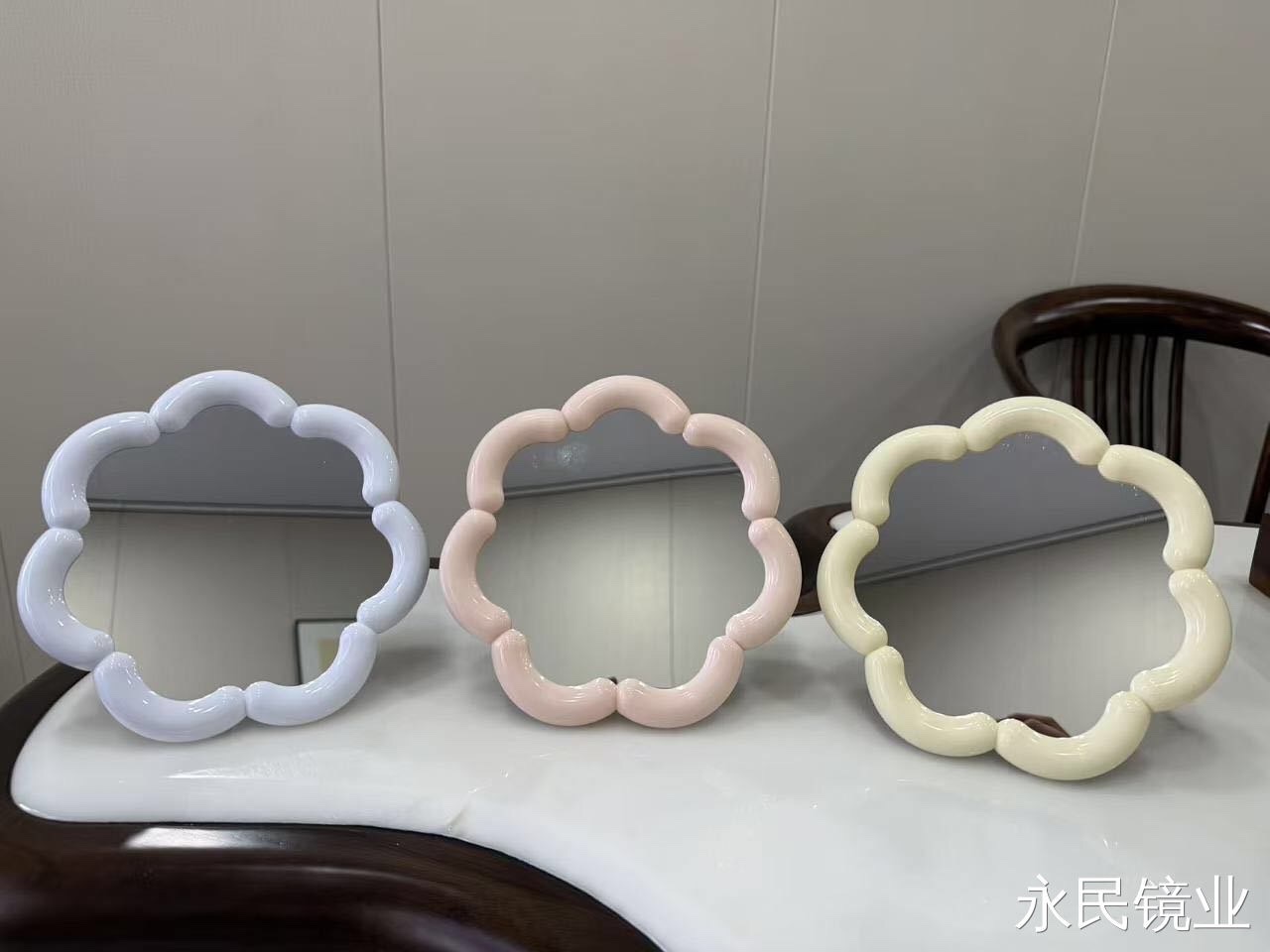 镜子/镜梳/化妆镜台镜/LED化妆镜/防碎镜子白底实物图