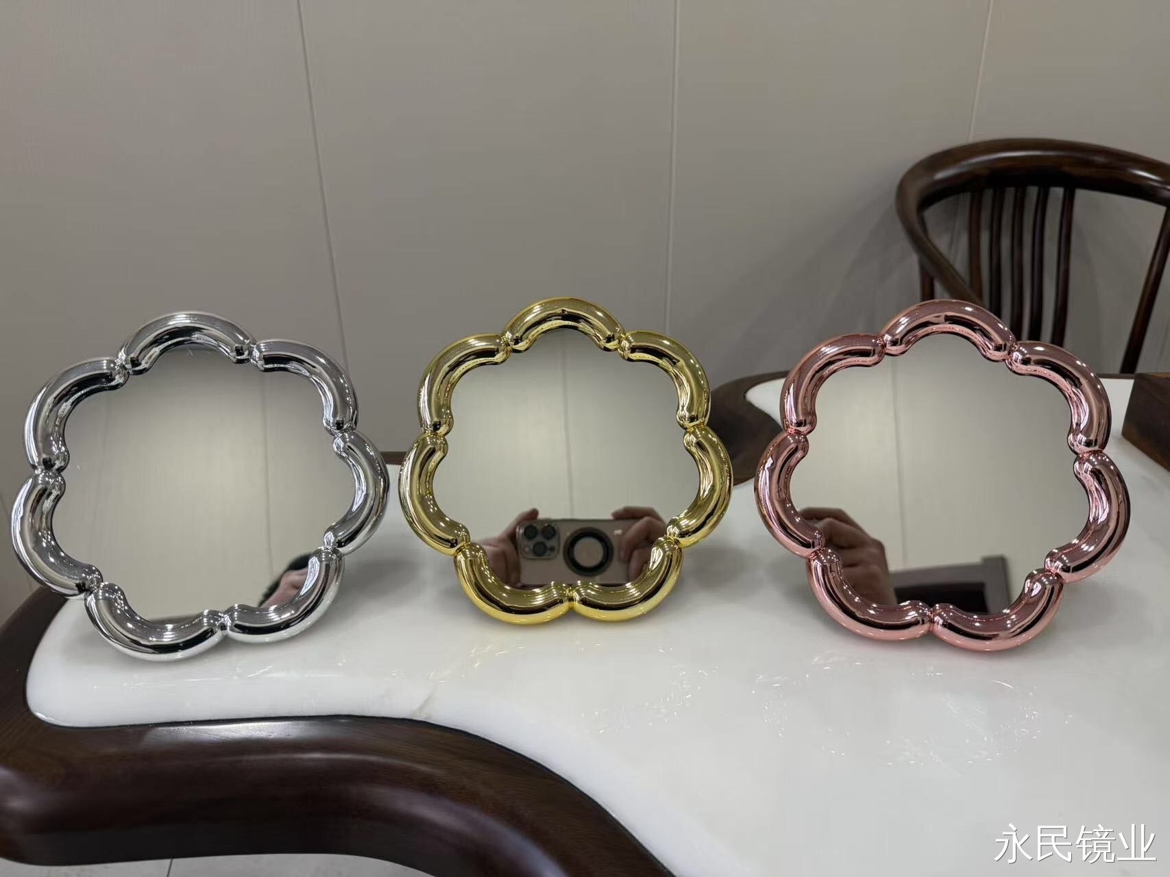 镜子/镜梳/化妆镜台镜/LED化妆镜/防碎镜子白底实物图
