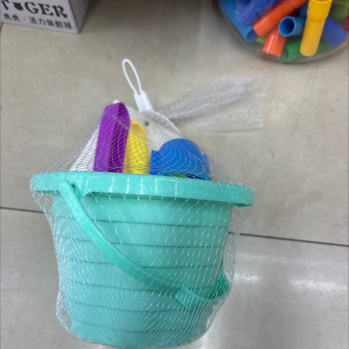沙滩塑料，沙滩玩具，里面有铲子、耙子，模具三角行的各种各样颜色的都有。儿童玩具