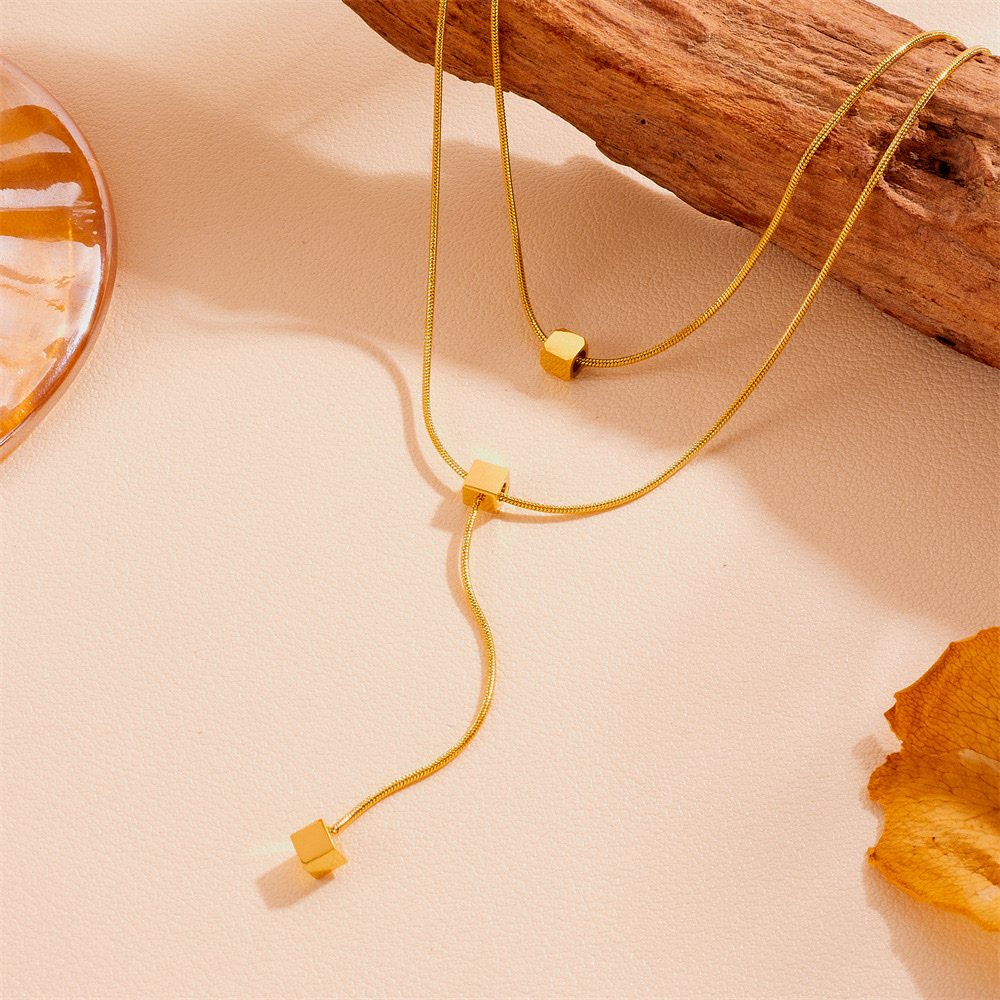 Fashionable design sense stainless steel titanium steel necklace tassel for women, stainless steel non-fading steel ball square tassel necklace Application Scenario