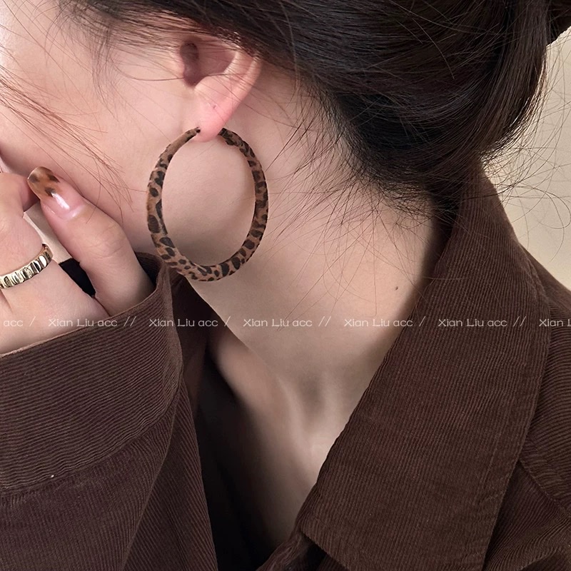 Large circle leopard print earrings for women 2025 new bestsellers, with a high-end and light luxury style. The ear rings are extremely beautiful autumn and winter earrings and accessories