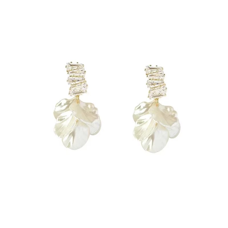 Tassel white flower earrings for women, 2025 new style earrings, exaggerated stud earrings, elegant, light luxury, high-end earrings, vacation accessories