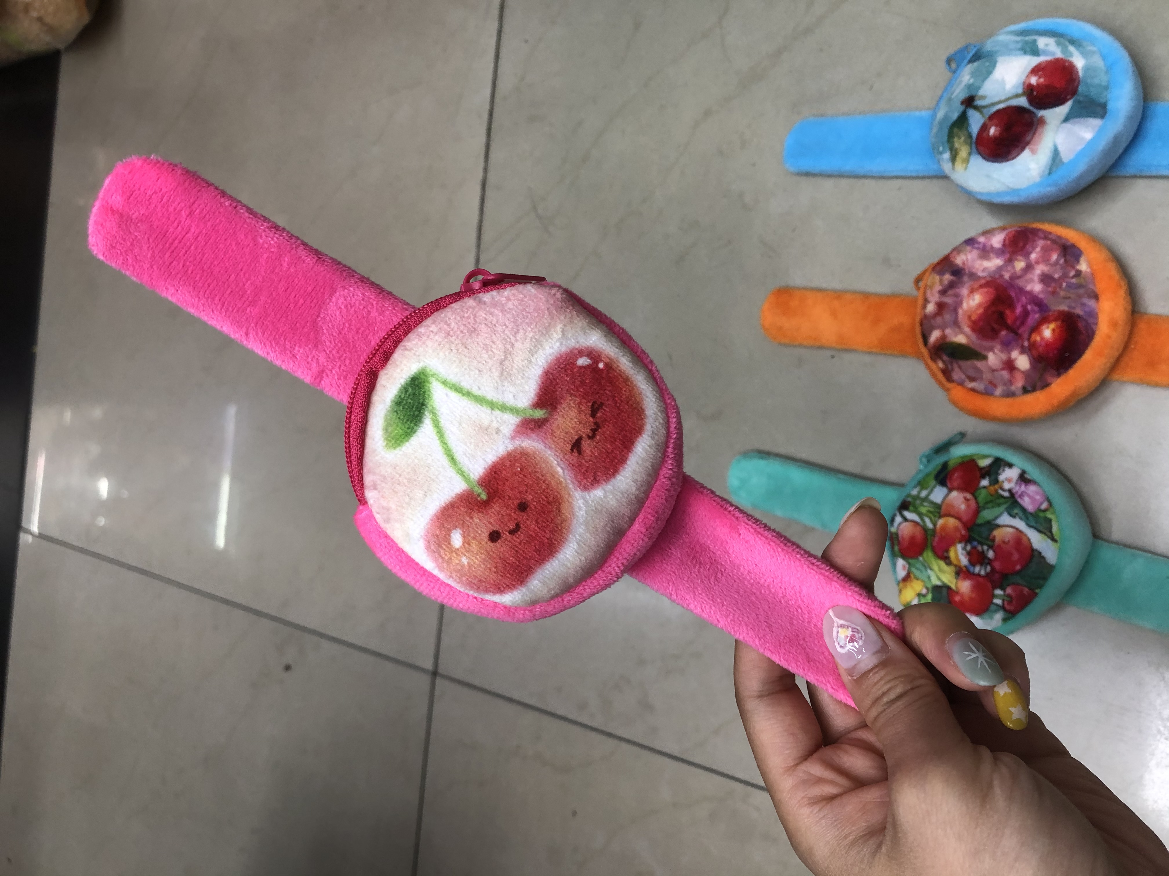 毛绒水果系列零钱包啪啪圈毛绒玩具玩偶产品图
