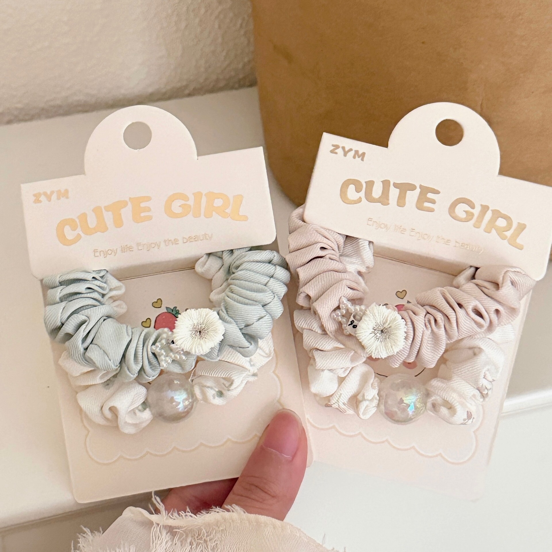 Wholesale of 2 small and fresh floral large intestine hair bands, sweet and girlish ponytail hair ties, elastic hair ties, and children's bun hair ties Application Scenario