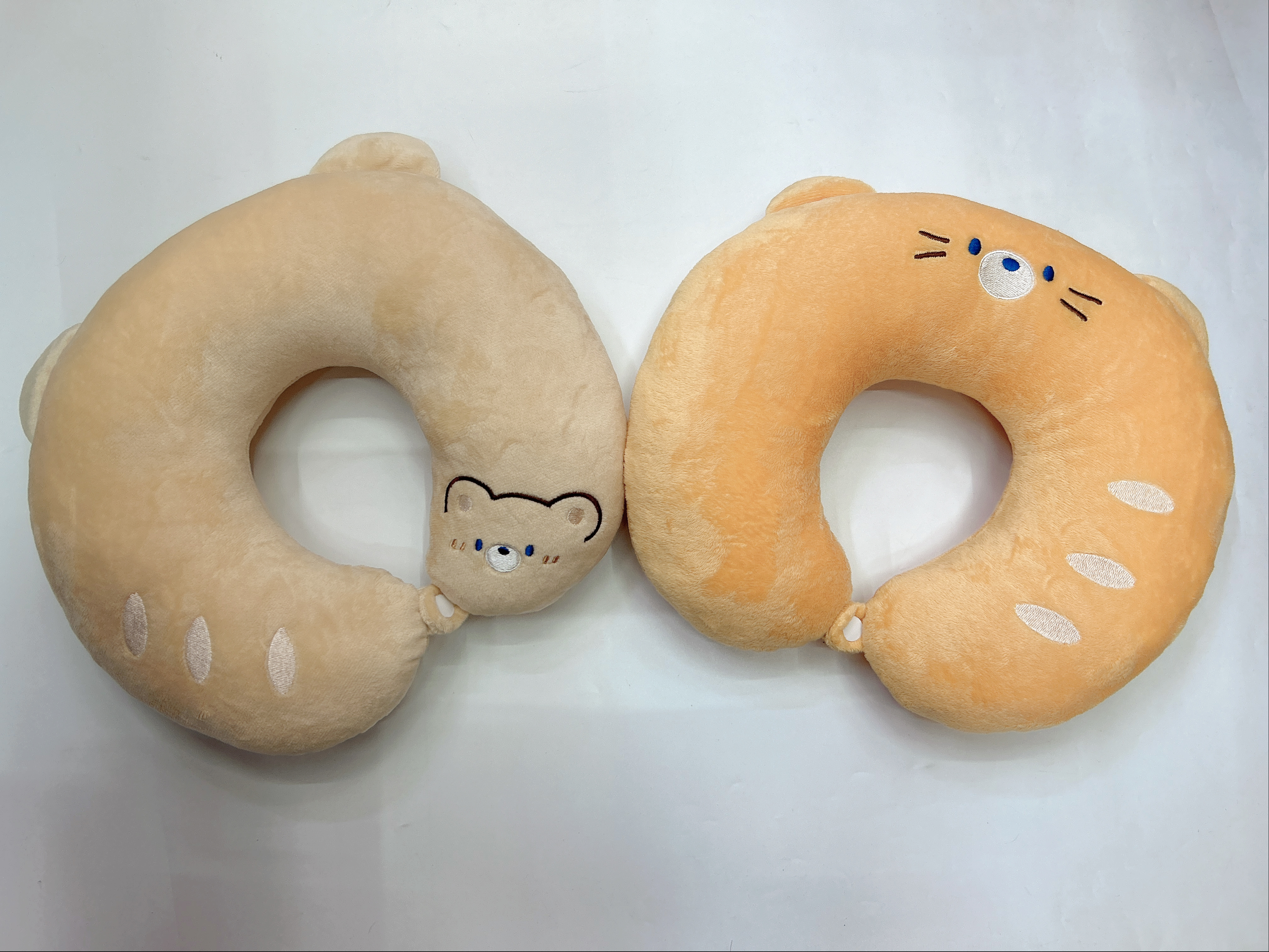 Cartoon U-shaped travel pillow, large throw pillow toy, cartoon throw pillow, children's cushion, gift, giveaway, loose and soft, a great companion for travel Application Scenario