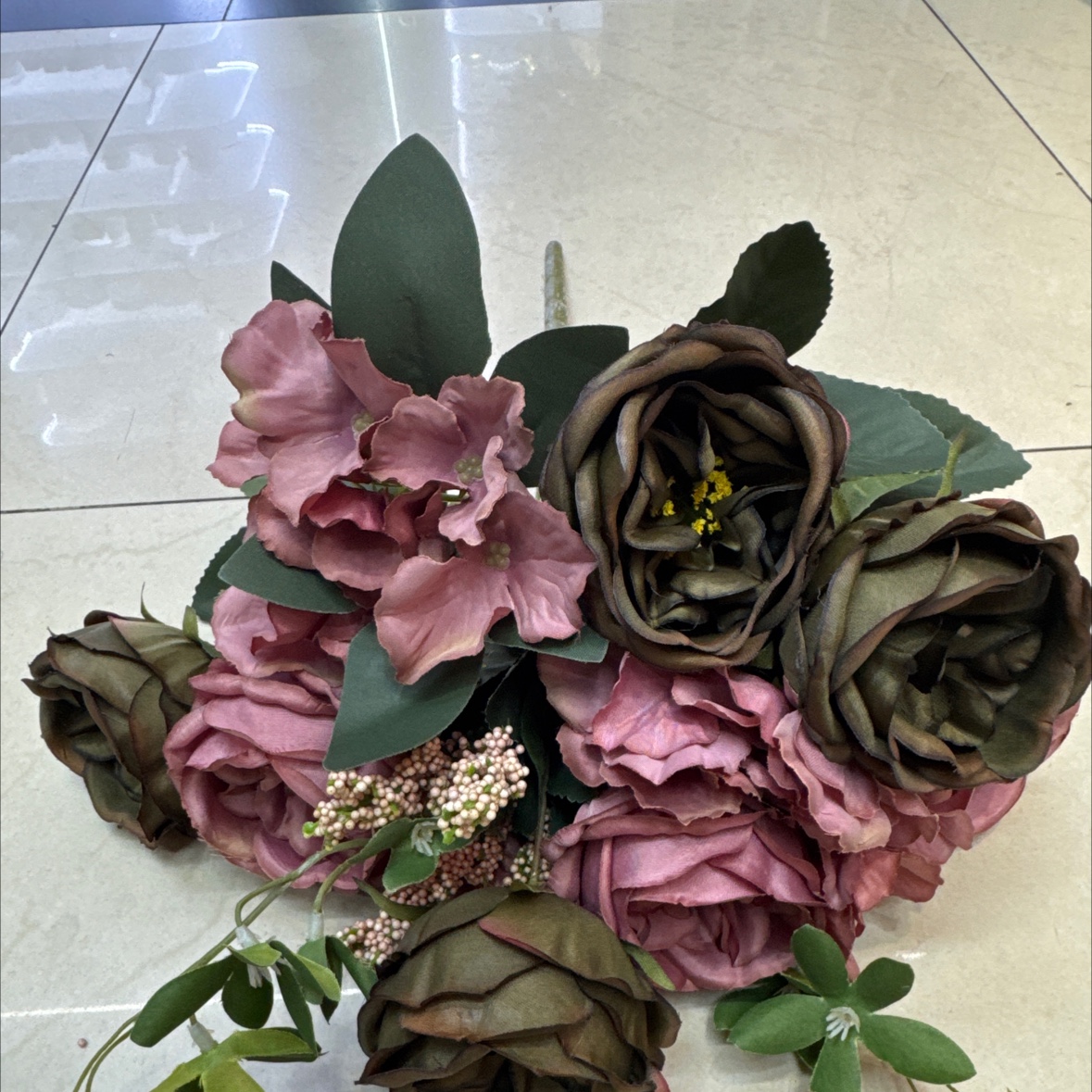 11头秋色蔷薇蕾，7个大花，2个绣球，2个配件，11个叶子，长度40公分，里面带泡沫，一共7个颜色