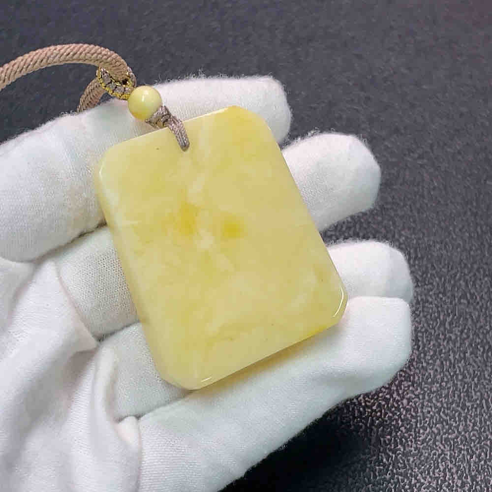 琥珀蜜蜡挂件 非金 货品总重约21.61克  含绳