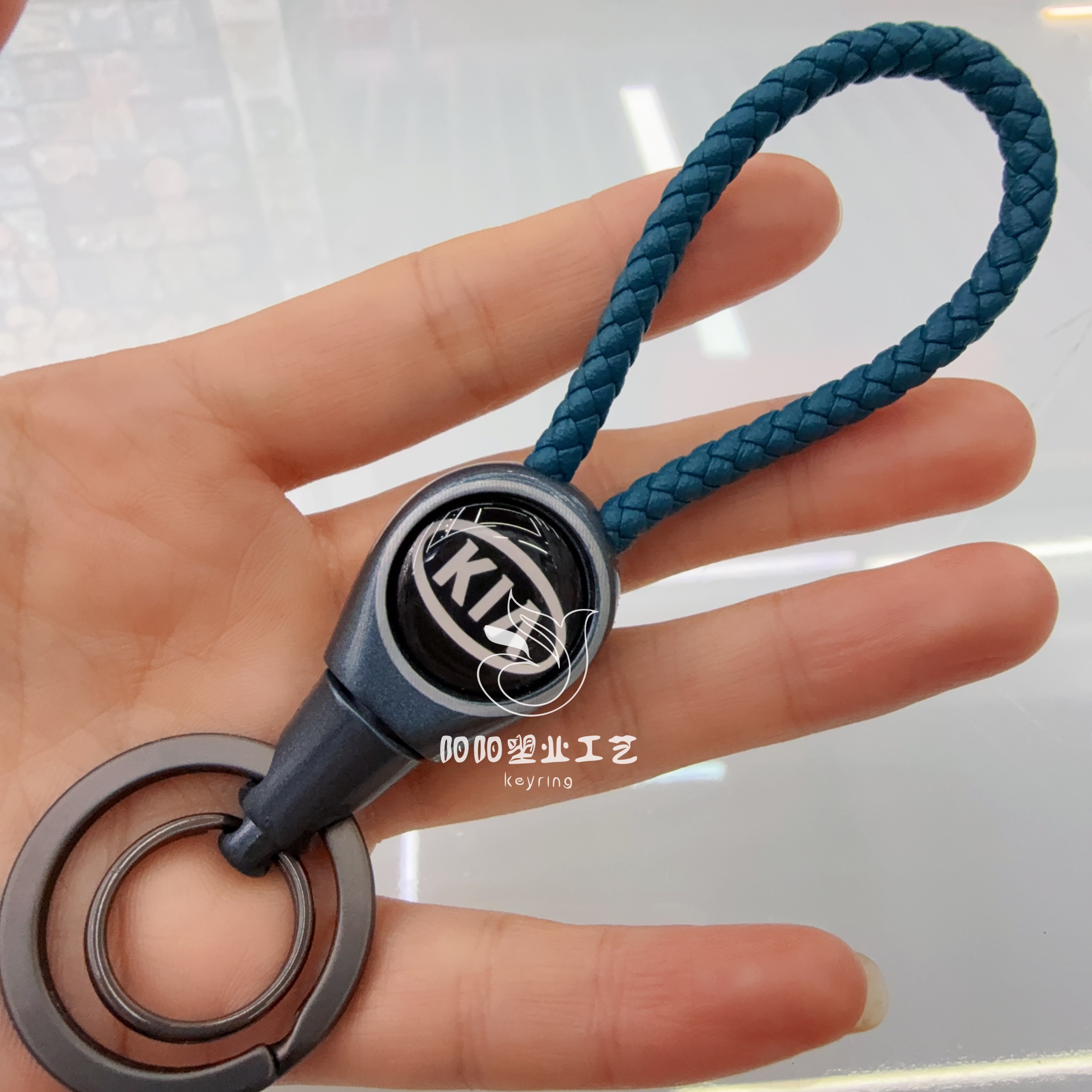 Wholesale of creative hand-woven PU leather rope keychain accessories, leather keychains, hanging ornaments, car hangers and small gifts Application Scenario