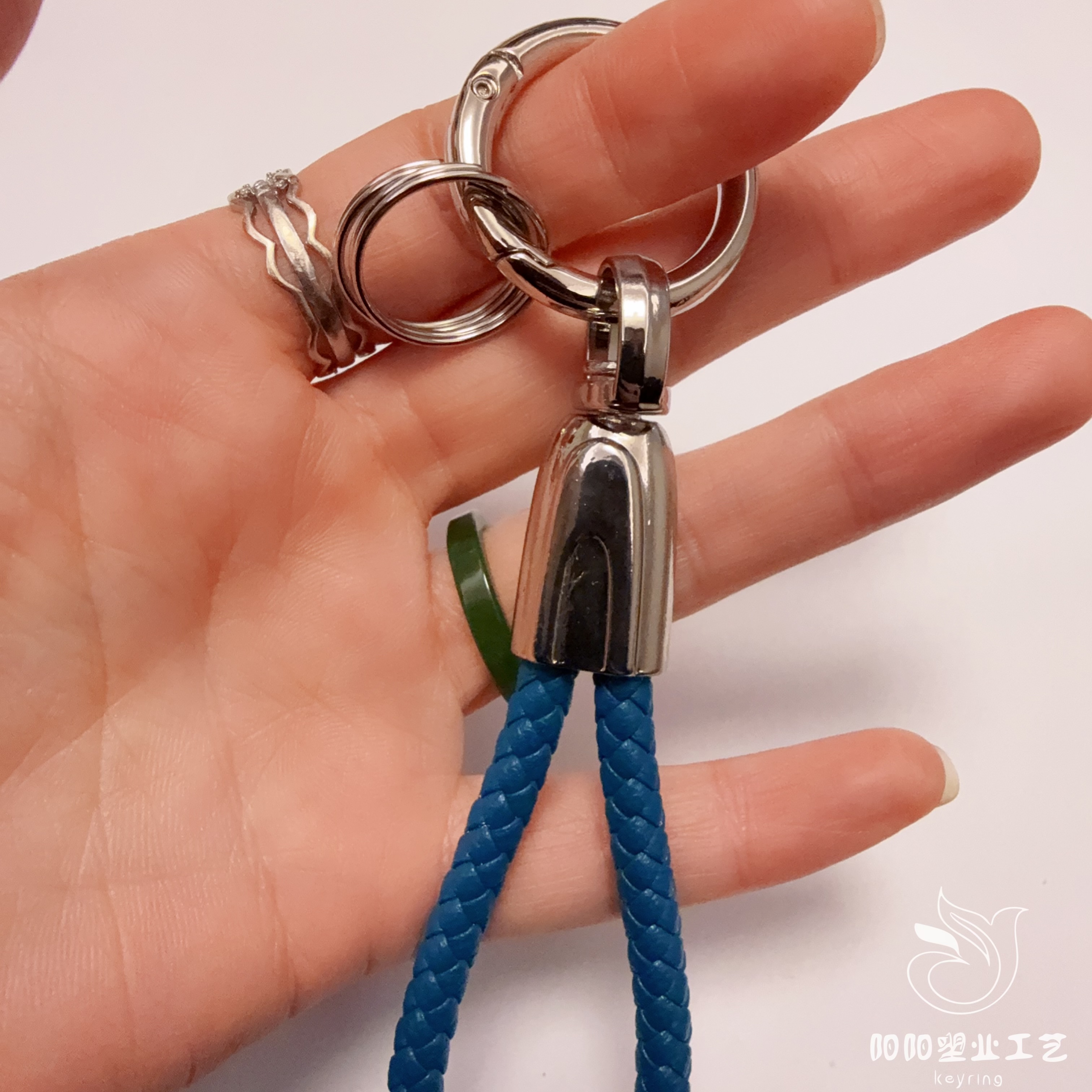 Hand-woven cowhide keychain pendant, genuine leather with embossed logo, high-quality lanyard, anti-loss car keychain Specification drawing