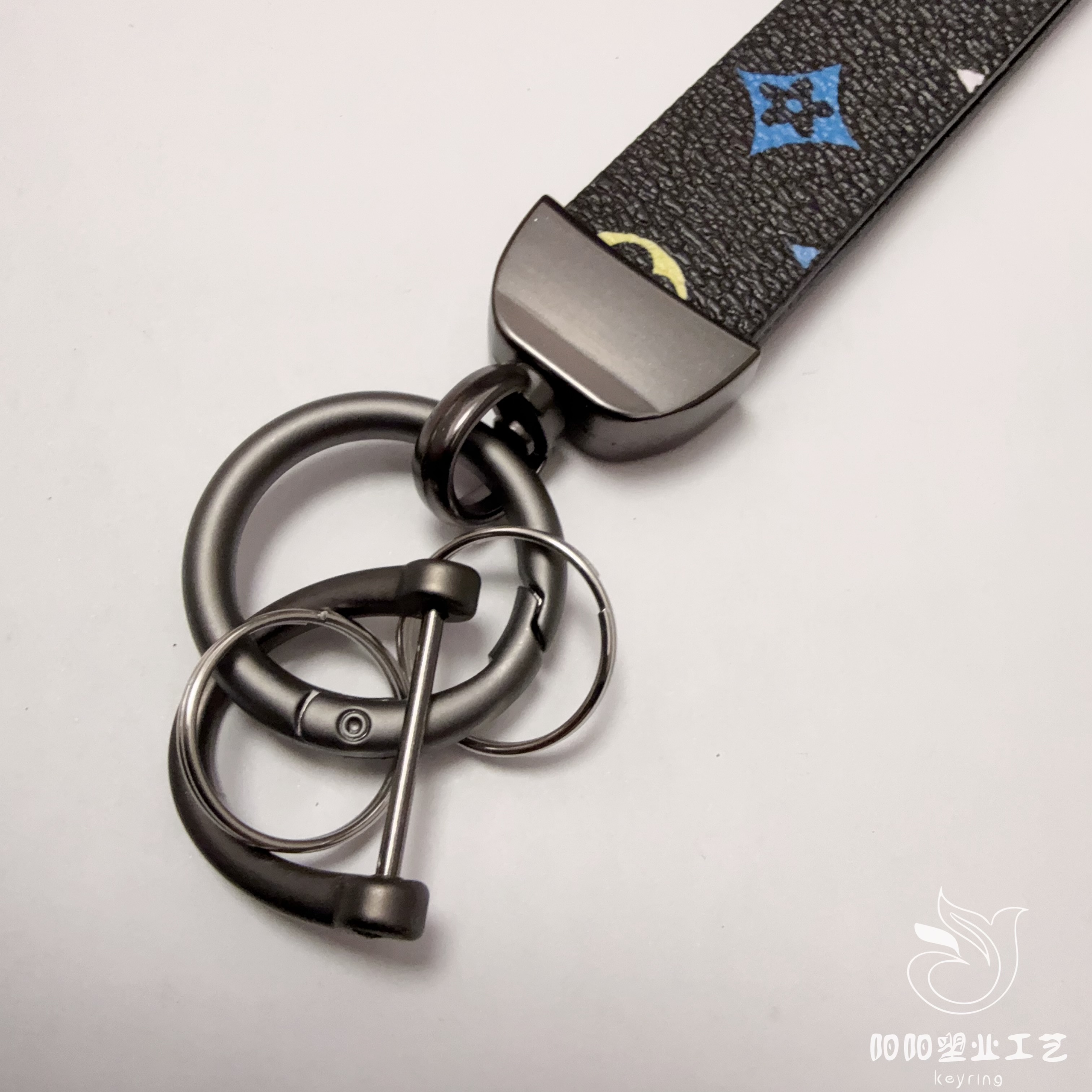 Keychain, handcrafted cowhide keychain pendant, genuine leather with embossed logo, high-quality lanyard, anti-loss car Application Scenario